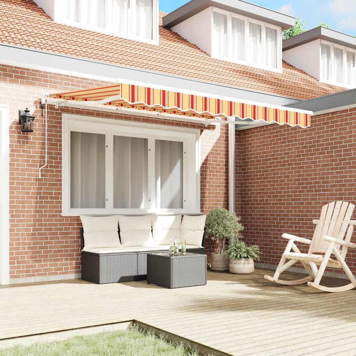 Ein Hausaußenbereich mit roter Backsteinmauer, gestreifter Markise und Holzterrasse mit Möbeln.
