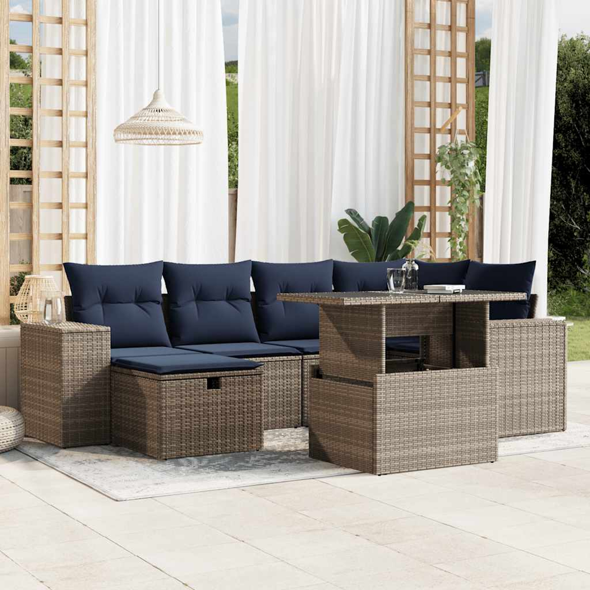 Outdoor-Wicker-Ecksofa mit marineblauen Kissen, passendem Tisch und weißem Vorhang-Hintergrund.