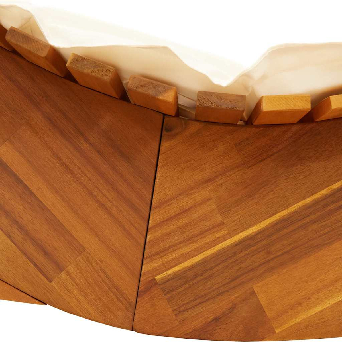 Holztisch mit hellfarbigem Stoff, der über den Rand drapiert ist. Der Tisch hat ein Parkettmuster. Holzblöcke sind sichtbar.