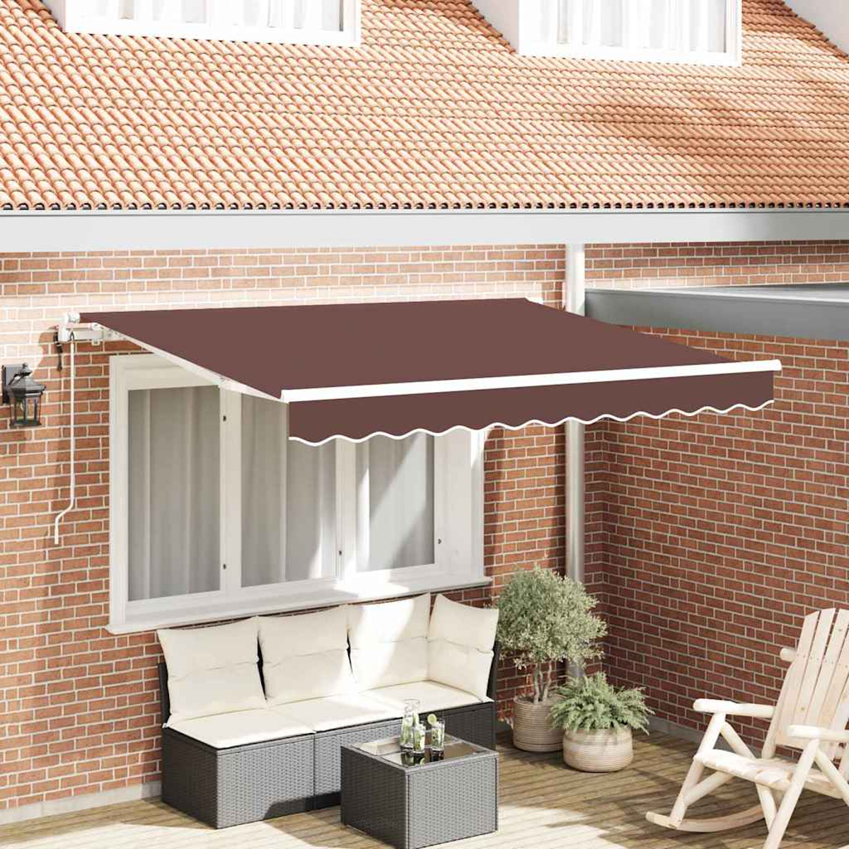 Ein braunes Fenster mit Markise. Darunter Sofa, Tisch und Pflanzen auf der Terrasse. Rechts ein Schaukelstuhl.