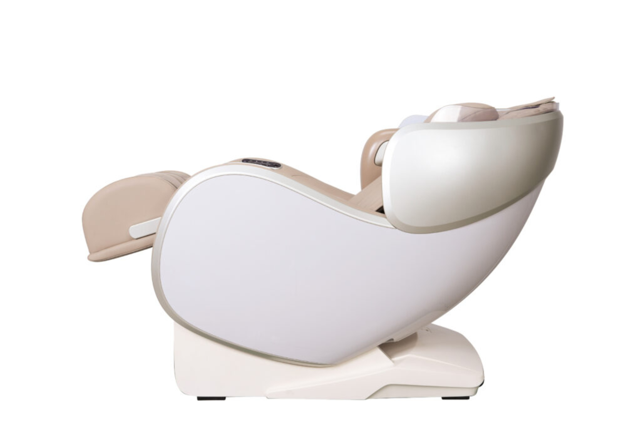 Ein beiger und weißer Massagesessel ist von der Seite zu sehen. Er steht vor einem weißen Hintergrund und zeigt Design und Funktionen.
