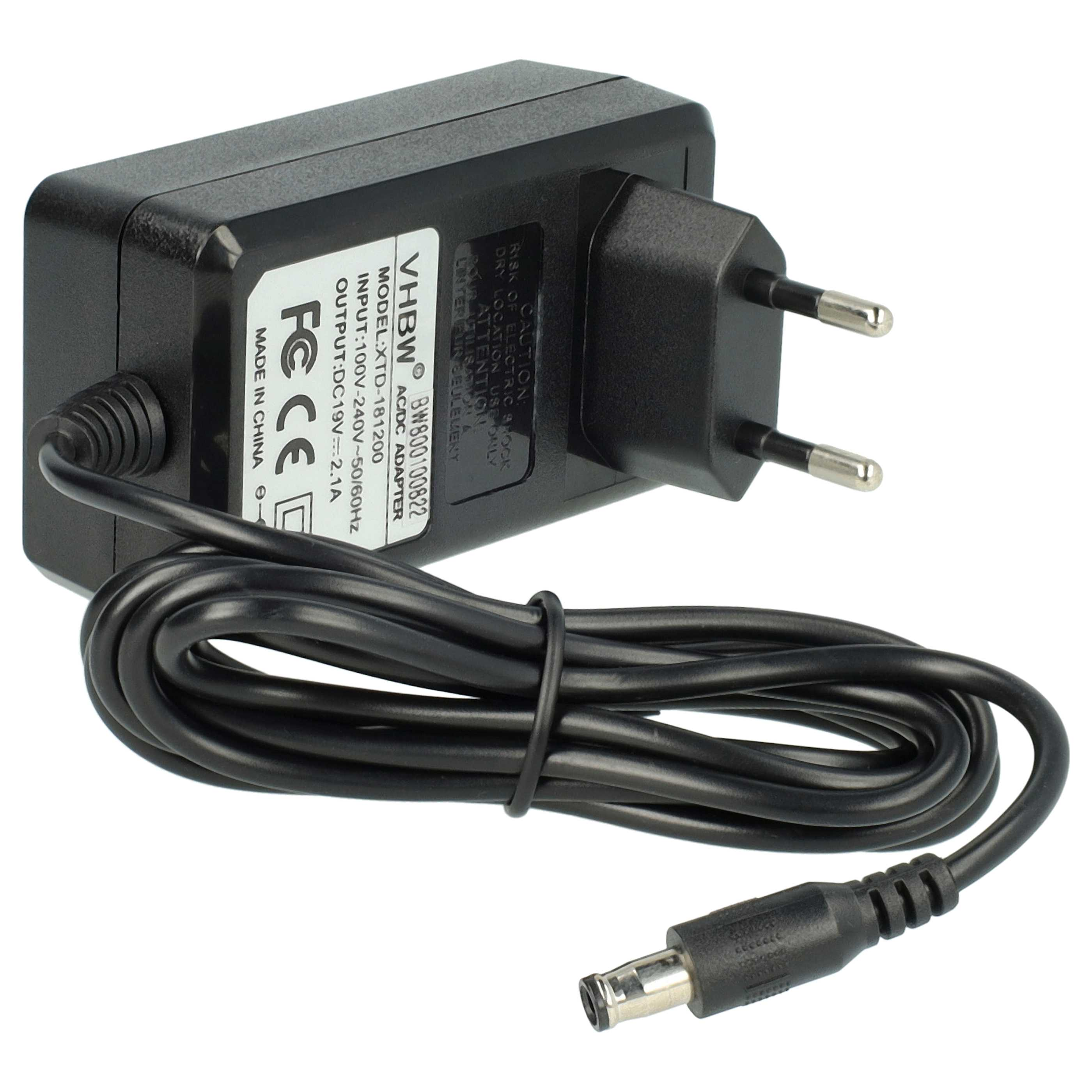 Ein schwarzer AC/DC-Adapter mit Stecker und Kabel. Aufschrift mit Spezifikationen und 'Made in China'.