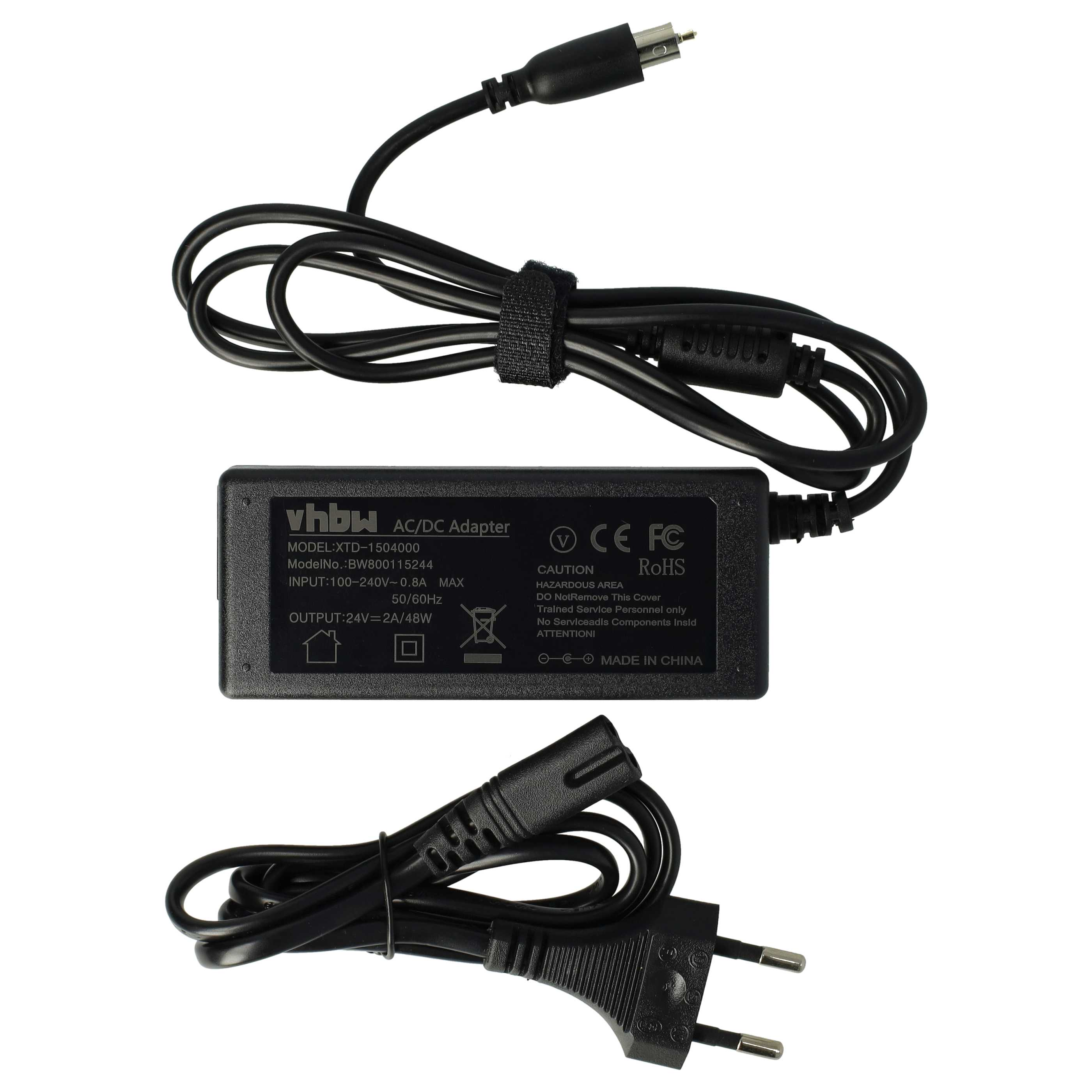 Ein AC/DC-Adapter mit schwarzen Kabeln und Steckern. Der Adapter ist schwarz und hat weißen Text.