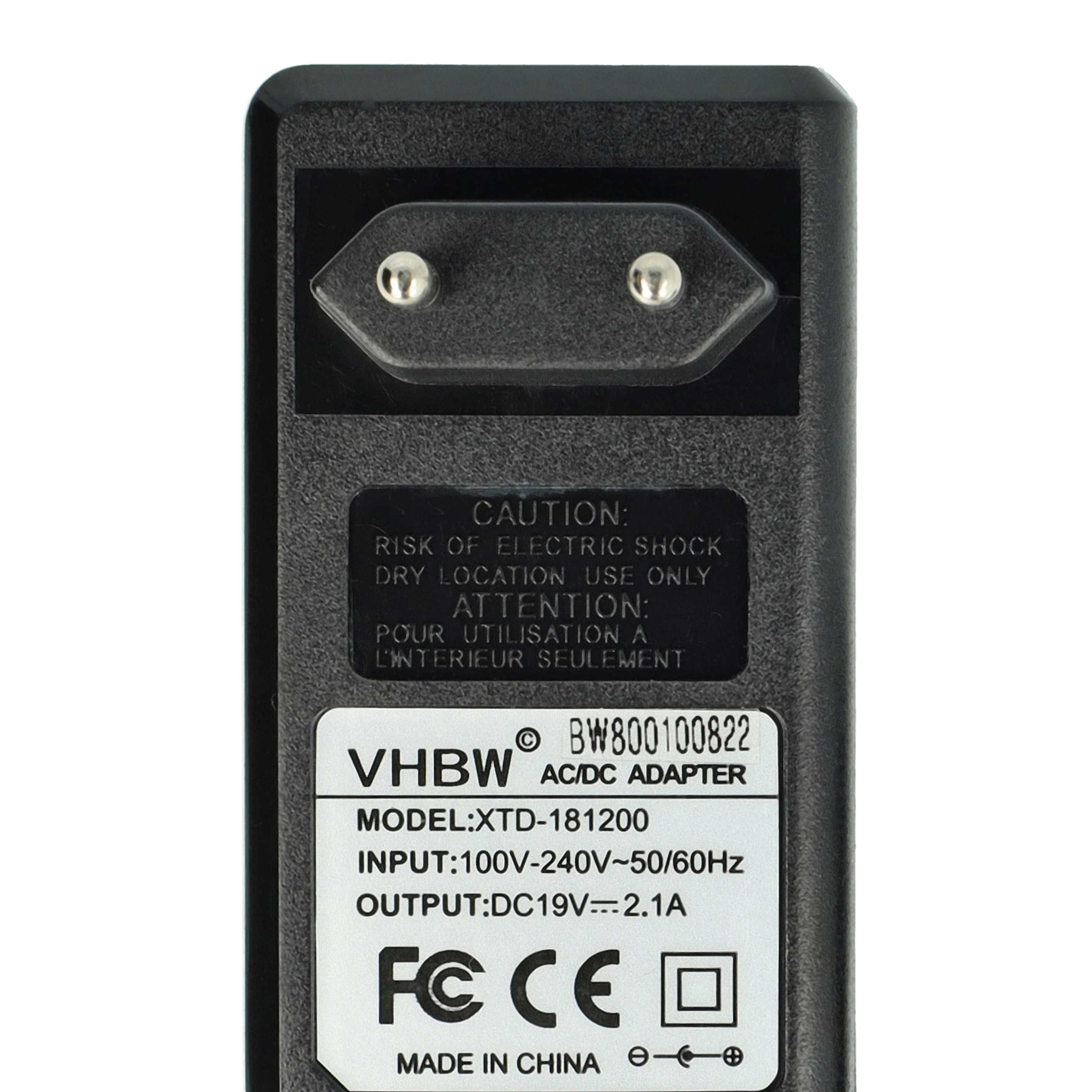 Schwarzes AC/DC-Netzteil mit Stecker. Es hat Warnhinweise und Spezifikationen. Markenname VHBW, Modell XTD-181200.