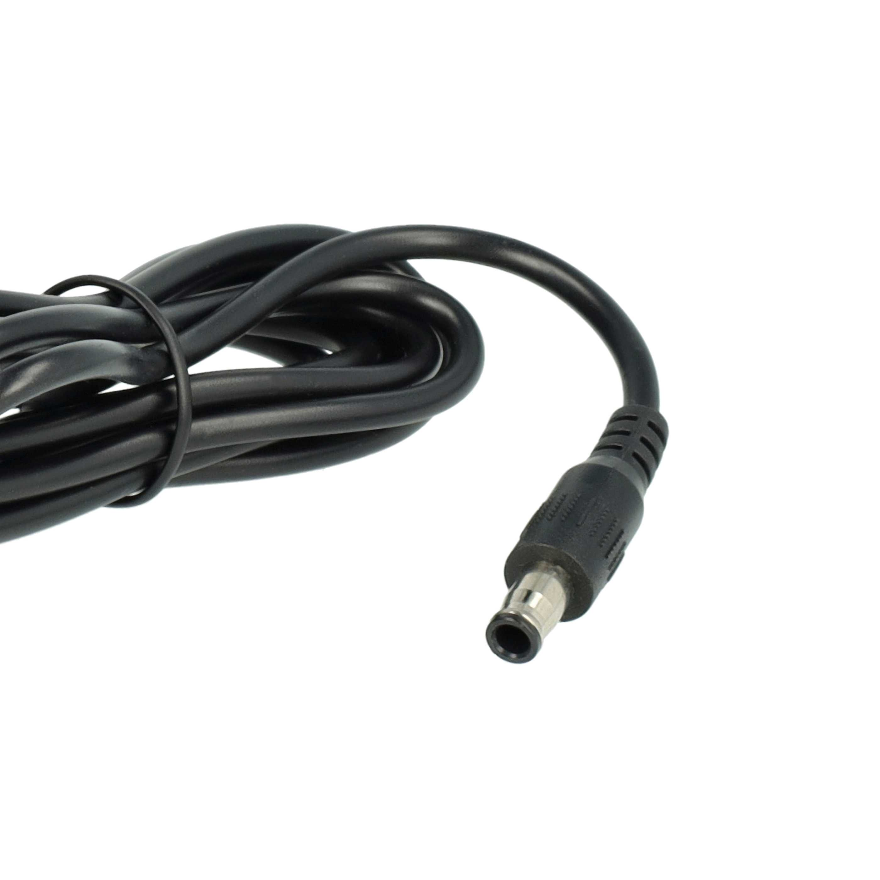 Ein schwarzes Netzkabel mit einem Stecker am Ende wird vor weißem Hintergrund gezeigt.