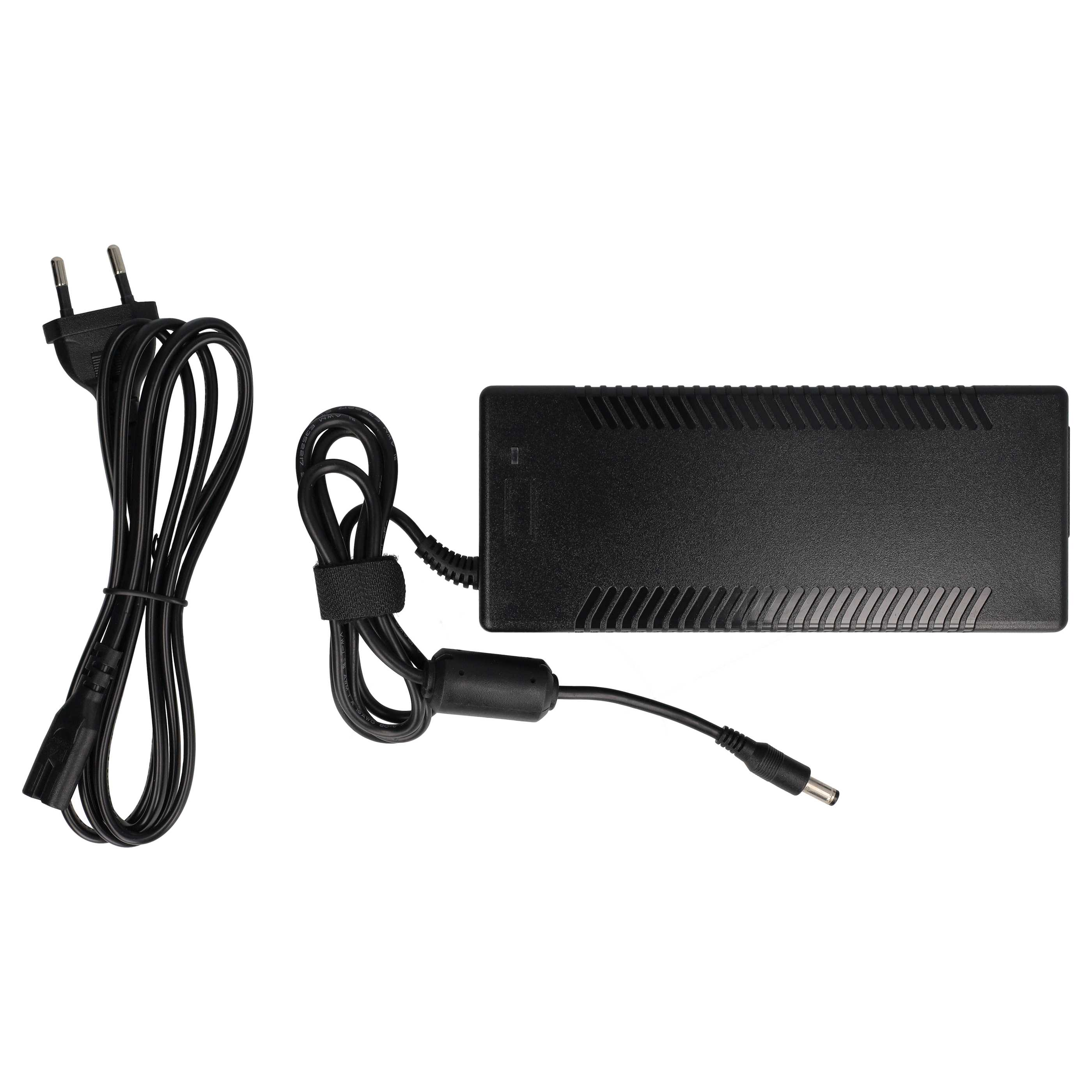 Schwarzes Netzteil mit schwarzem Stecker und Kabel sowie einem Gleichstromanschluss. Weißer Hintergrund.