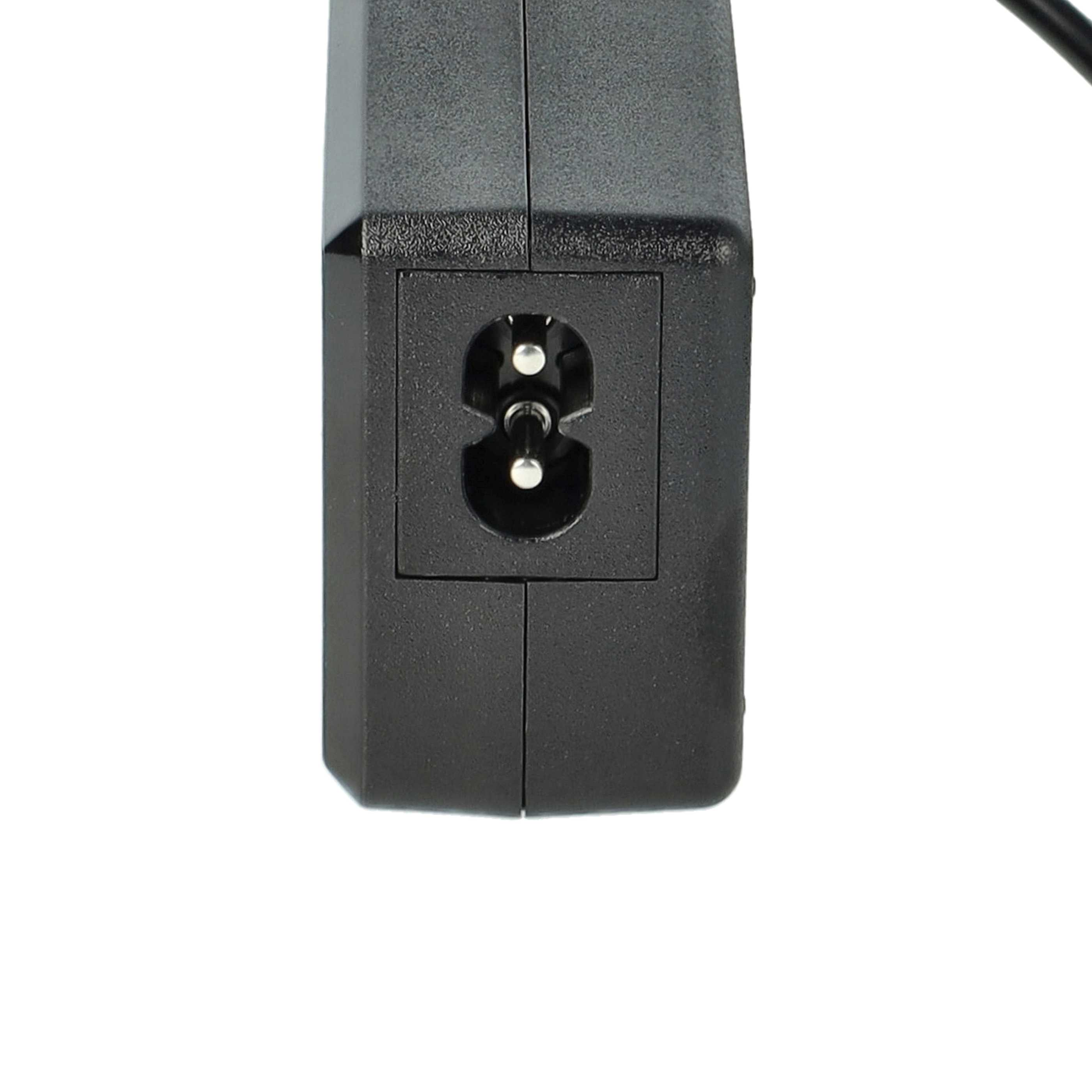 Nahaufnahme eines schwarzen Netzadapters mit einem dreipoligen Buchsenanschluss auf weißem Hintergrund.