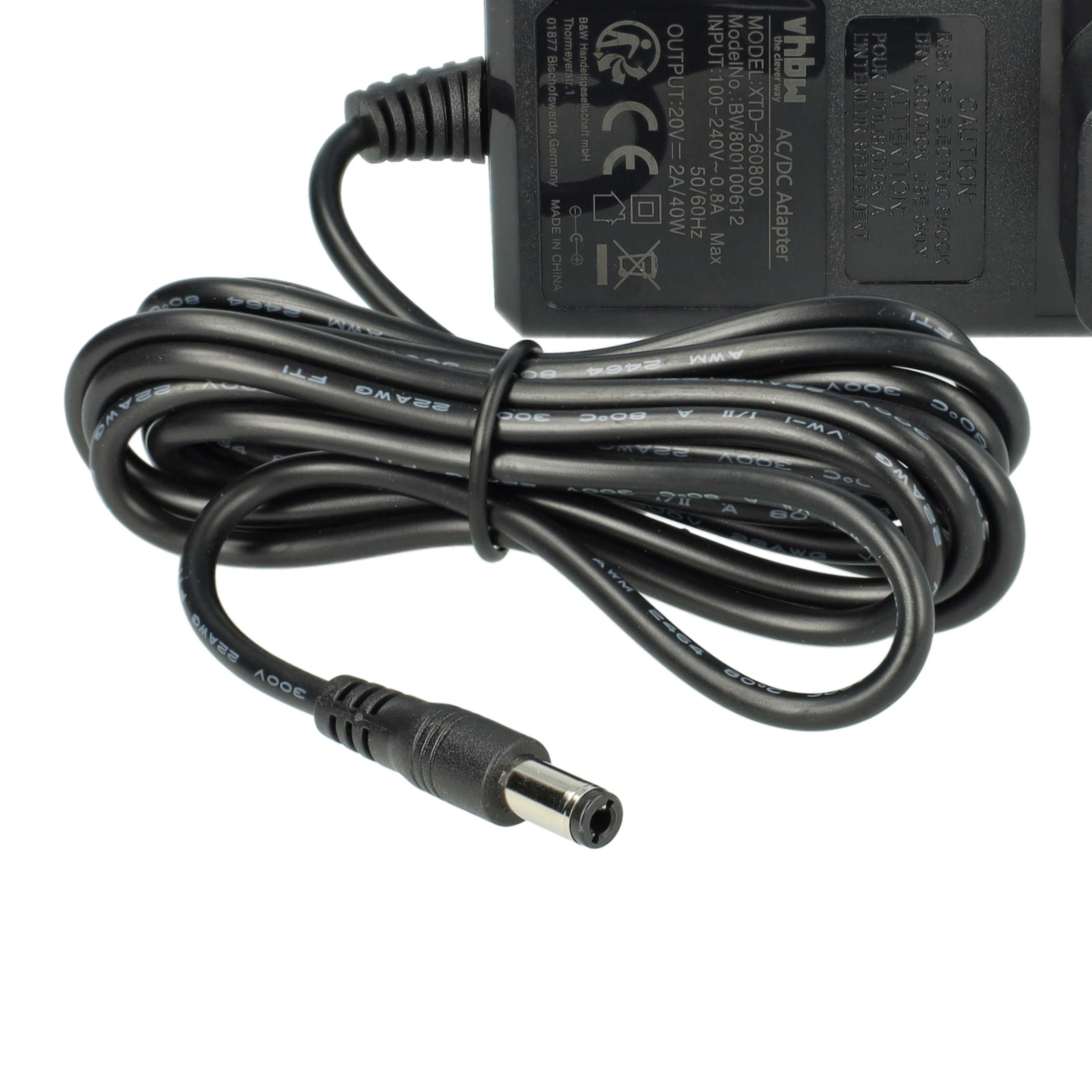 Ein AC/DC-Adapter mit schwarzem Kabel und Stecker. Der Adapter hat gedruckten Text und Symbole. Der Hintergrund ist weiß.