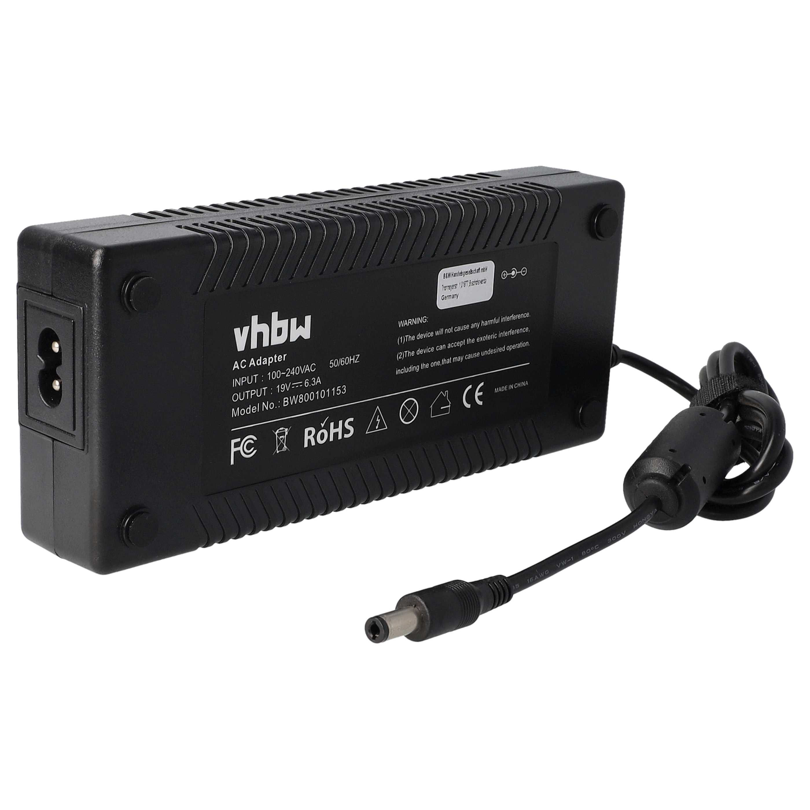 Schwarzes AC-Adapter mit Netzkabel und Stecker. Der Adapter hat Etiketten mit Text und Logos.