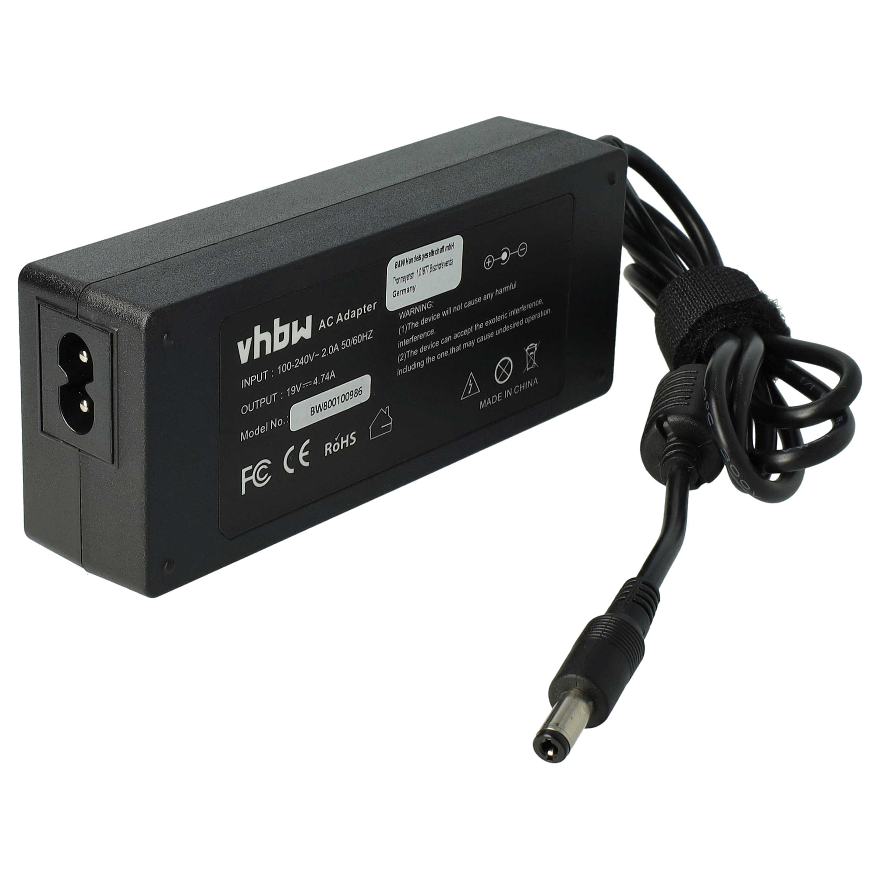 Schwarzer AC-Adapter mit Kabel. Text auf dem Adapter: Marke, Spannung, Warnhinweise. Hergestellt in China.