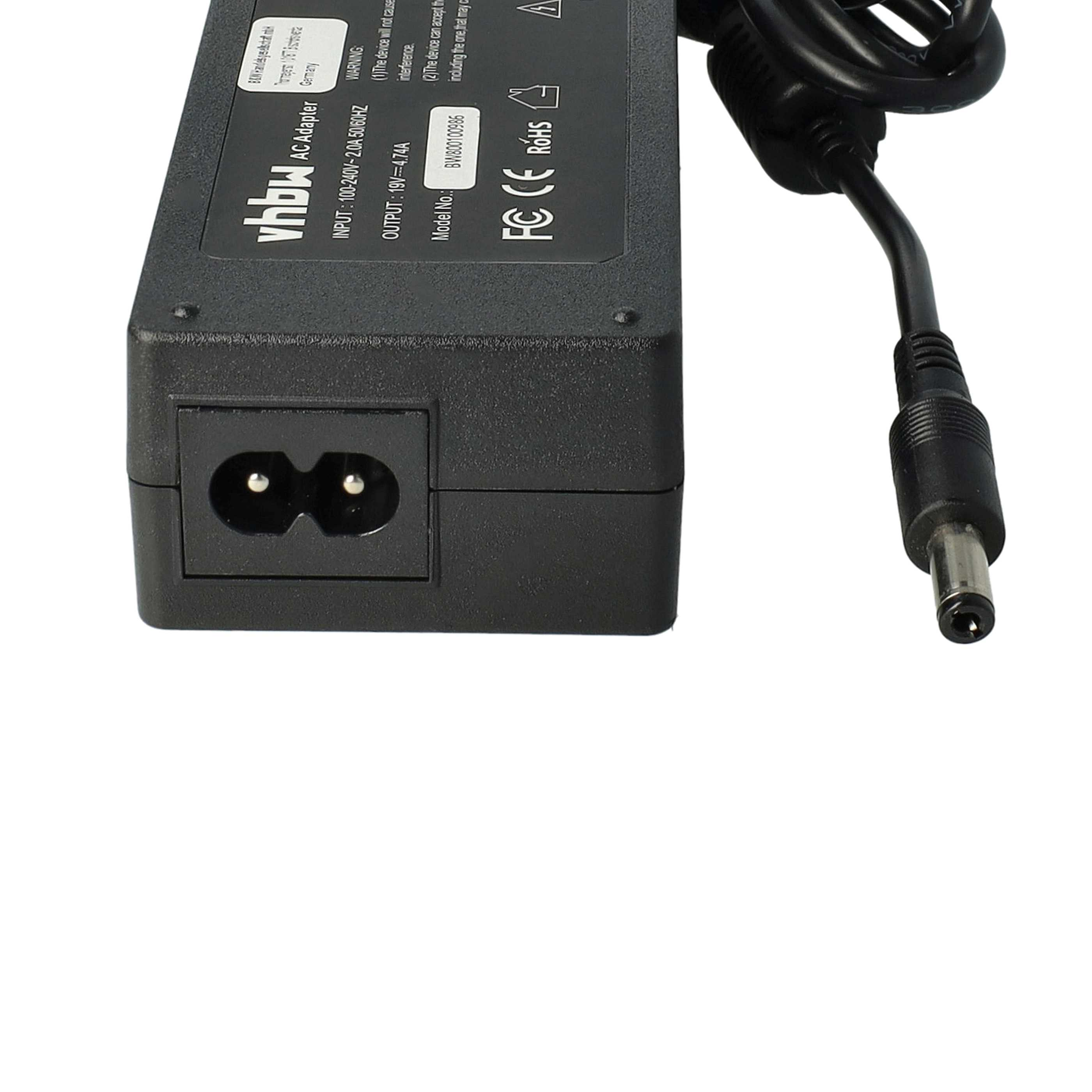 Schwarzer AC-Adapter mit Text, einem Netzkabeleingang und einem schwarzen Netzkabel mit rundem Stecker.
