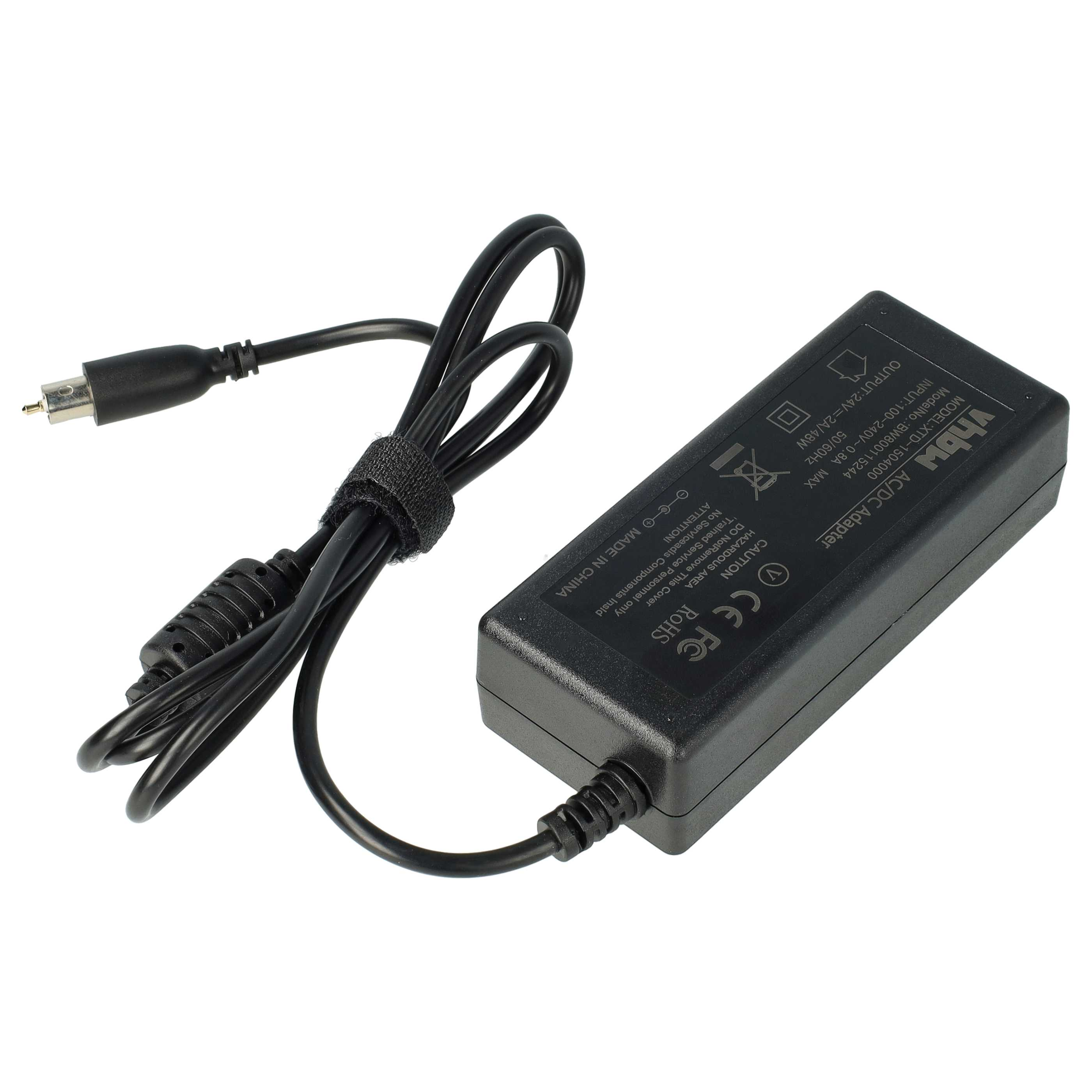 Schwarzes AC/DC-Netzteil mit schwarzem Kabel. Der Adapter hat Text und Logos auf weißem Hintergrund.