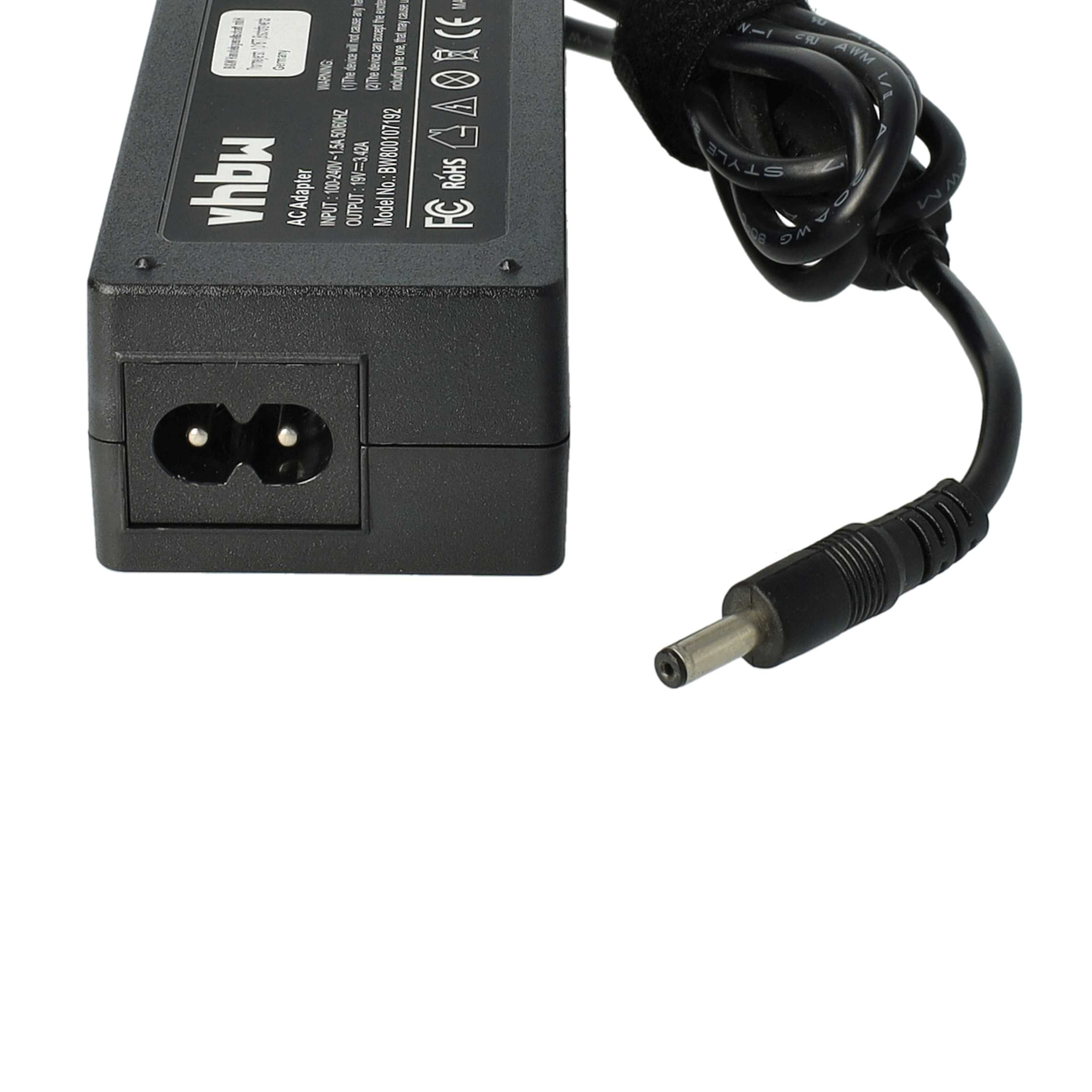 Schwarzer AC-Adapter mit Netzstecker und Kabel. Der Text darauf enthält Warnhinweise und technische Daten.