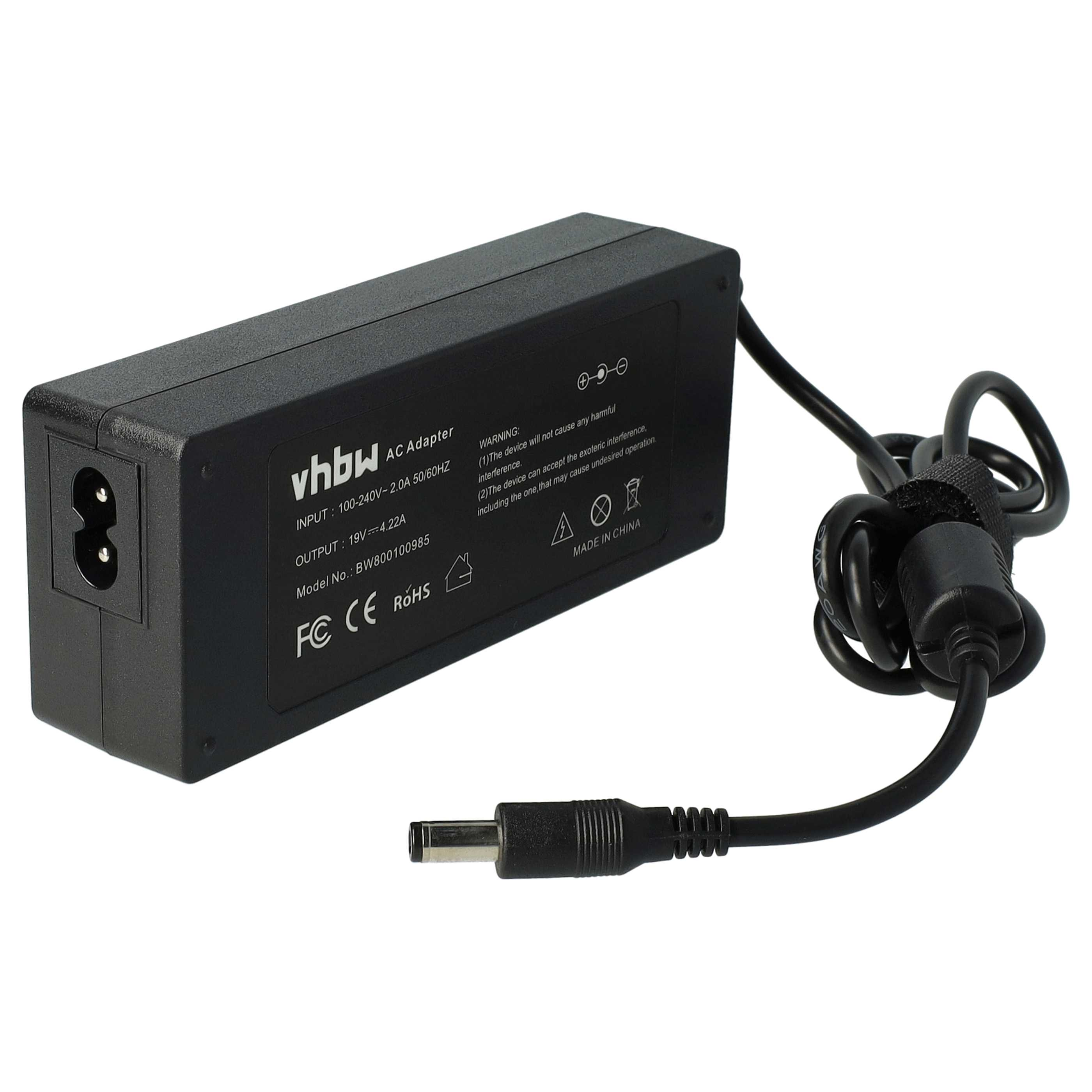 Schwarzer AC-Adapter mit Etikett, Text und Netzkabel. Er hat einen Stecker und ein Warnschild. Das Kabel ist schwarz.