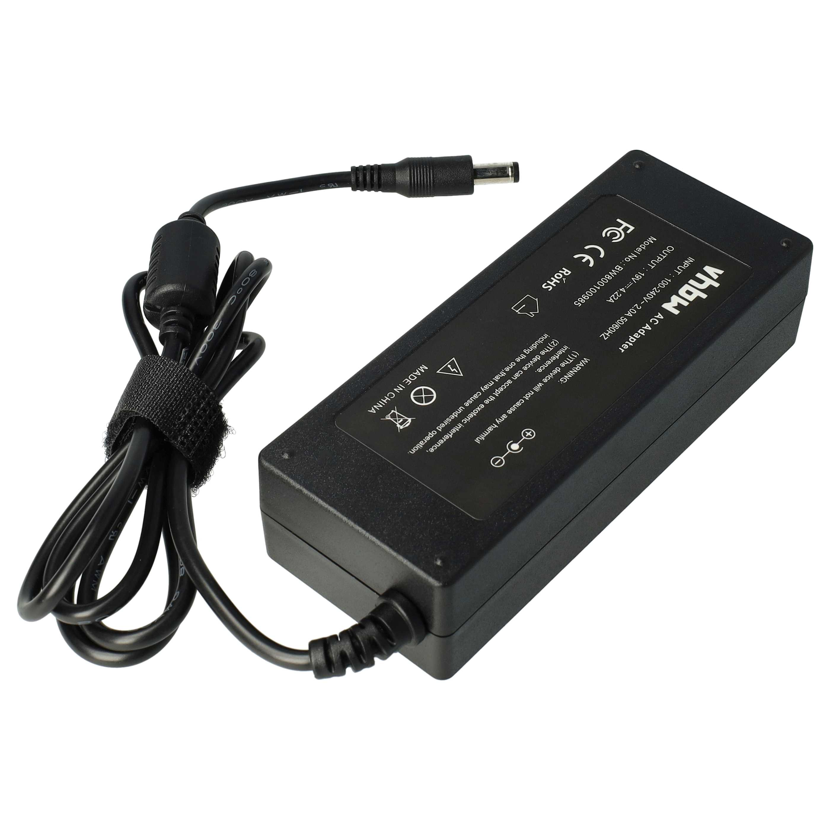 Schwarzes AC-Adapter mit schwarzem Kabel und Stecker. Der Adapter hat weißen Text und Logos. Weißer Hintergrund.