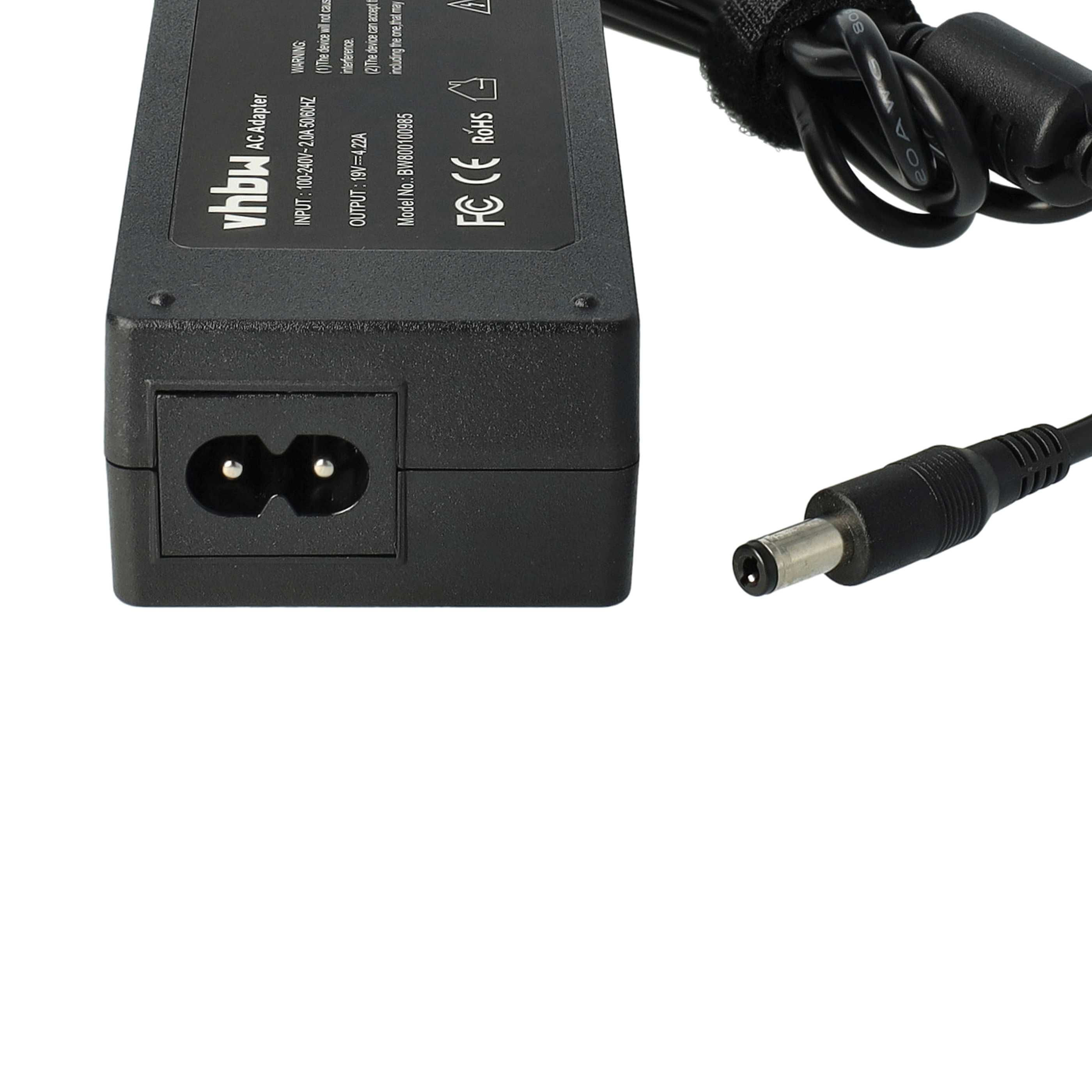 Schwarzes Netzteil mit schwarzem Netzkabel und Stecker. Auf dem Adapter stehen Text, Spannung und Modellinfo.