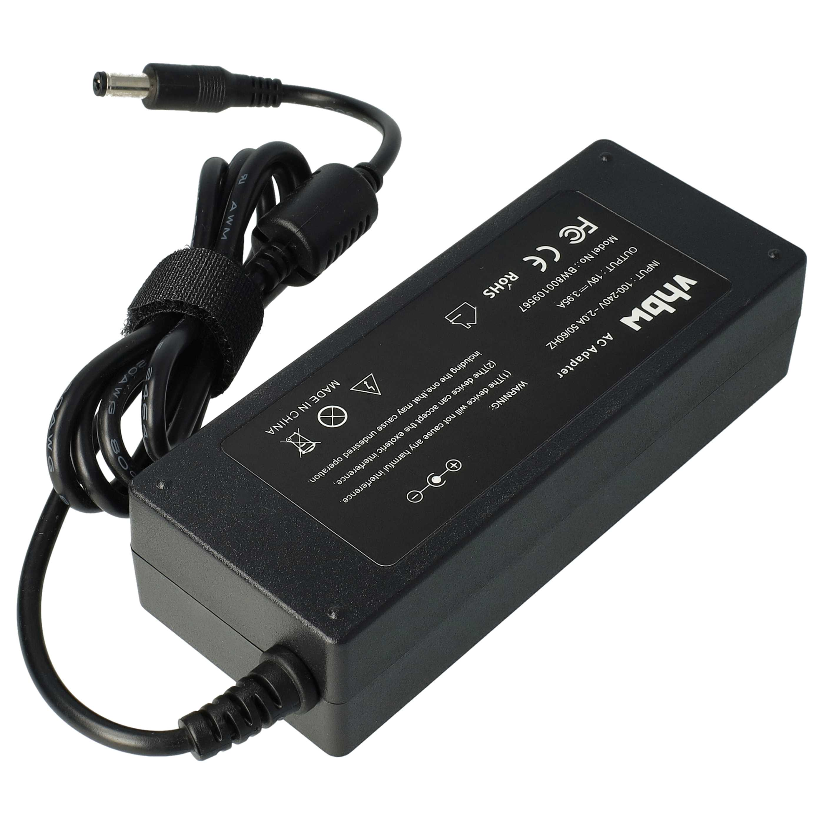 Ein schwarzes Netzteil mit schwarzem Kabel und DC-Anschluss. Das Adapter hat weißen Text und Logos.
