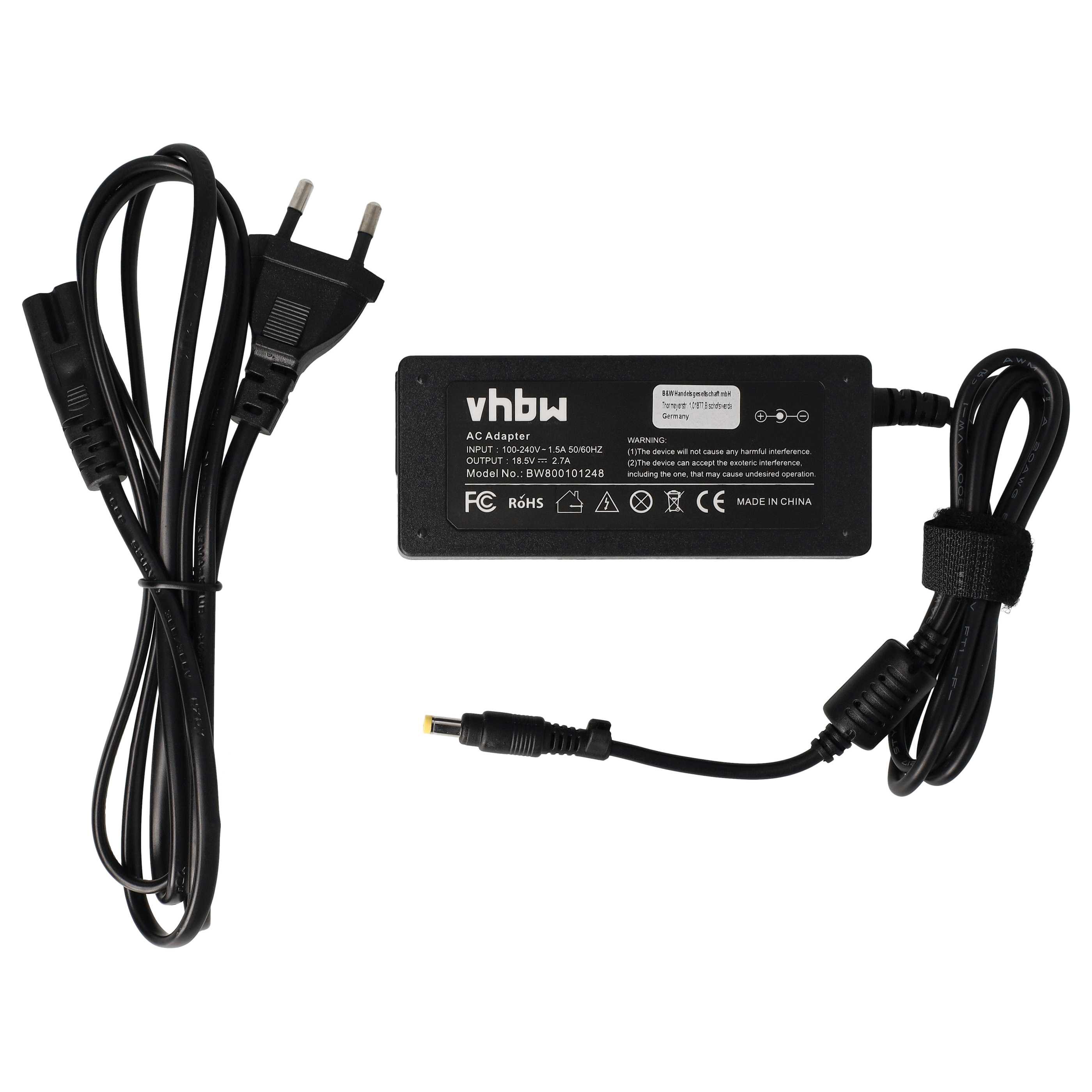 Ein schwarzes Netzteil mit schwarzem Kabel, Stecker und einem Etikett mit Informationen.