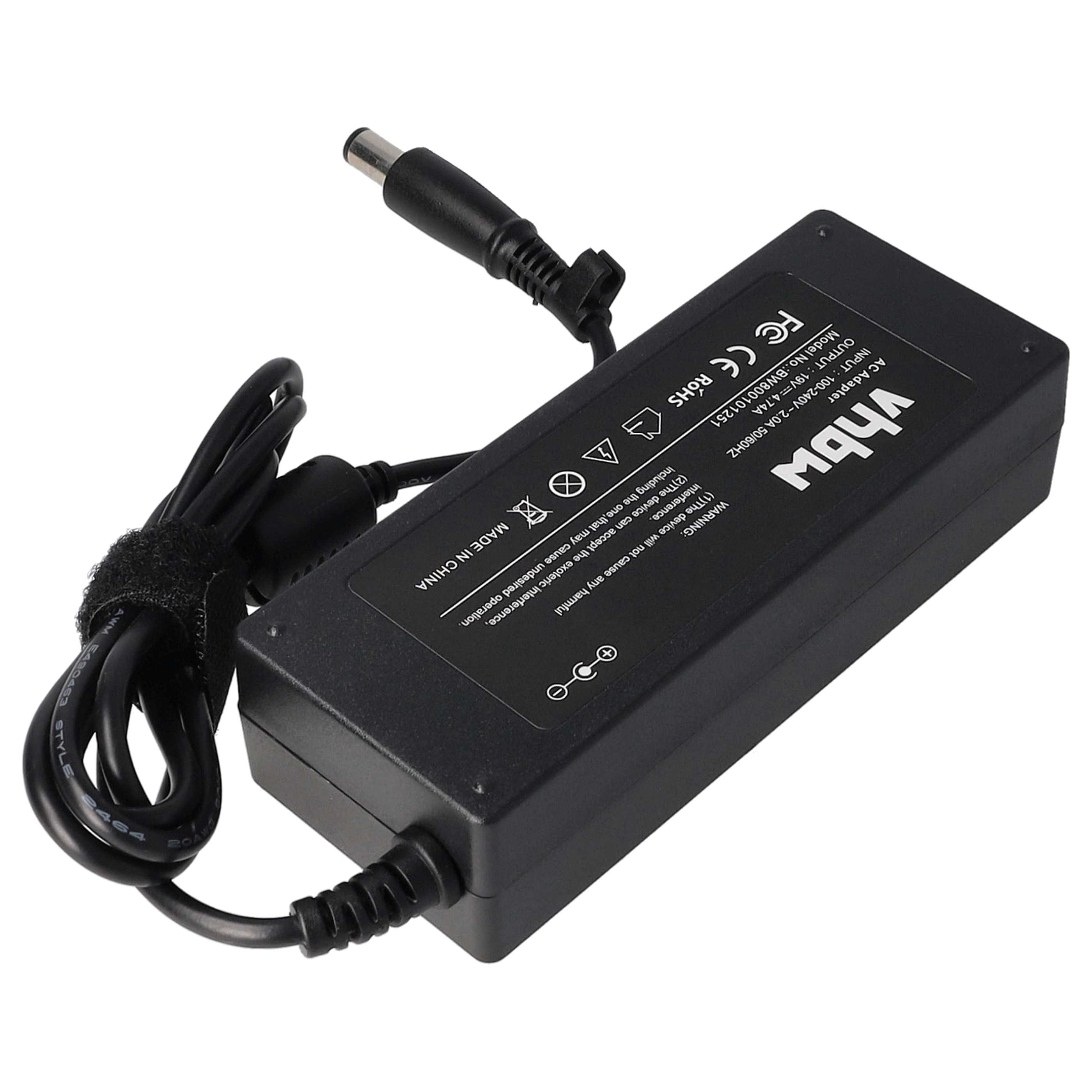 Schwarzes Laptop-Netzteil mit Stecker, Kabel und Etikett mit Text. Der Hintergrund ist weiß.