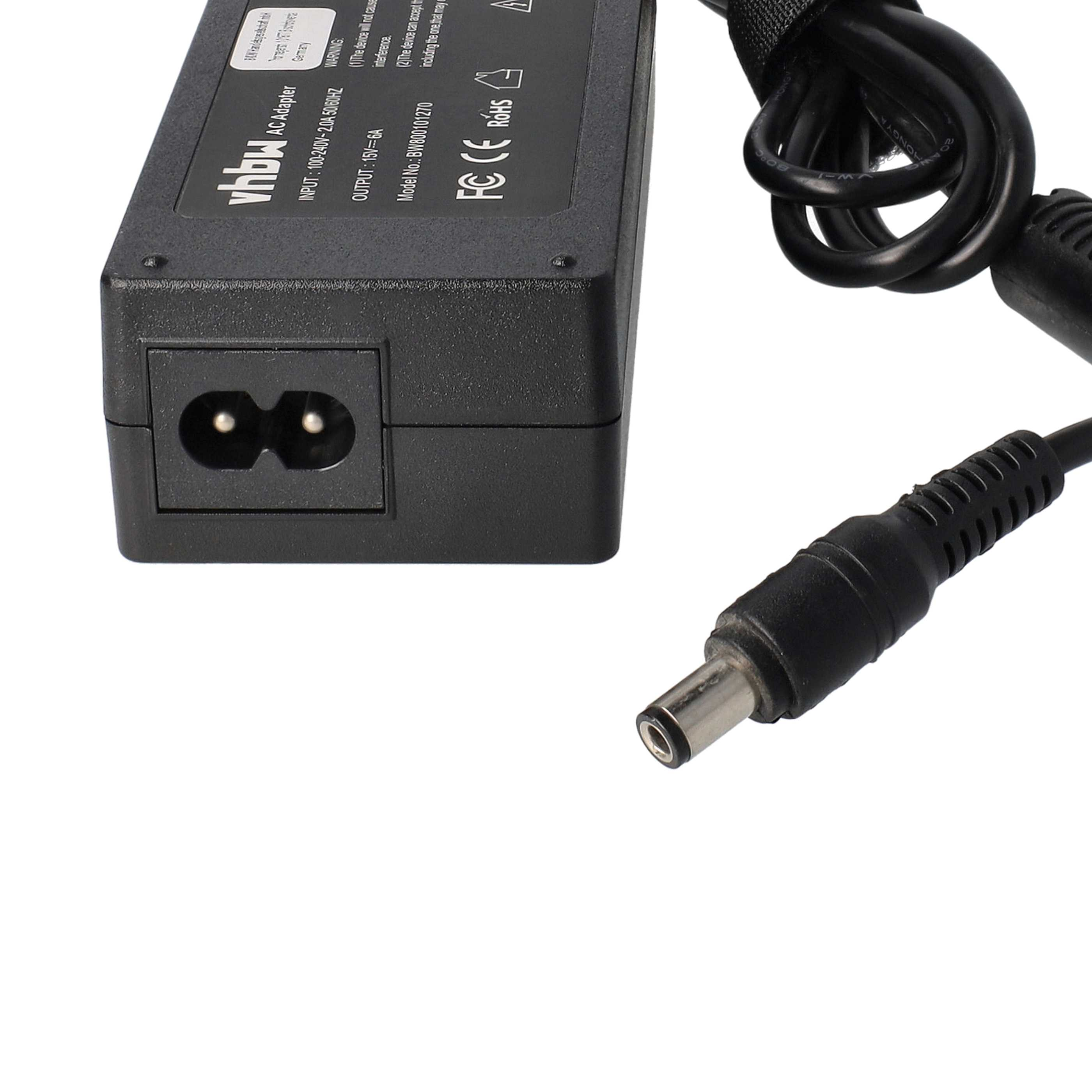 Schwarzes Netzteil mit Kabel und Stecker. Der Adapter hat Text darauf. Weißer Hintergrund.