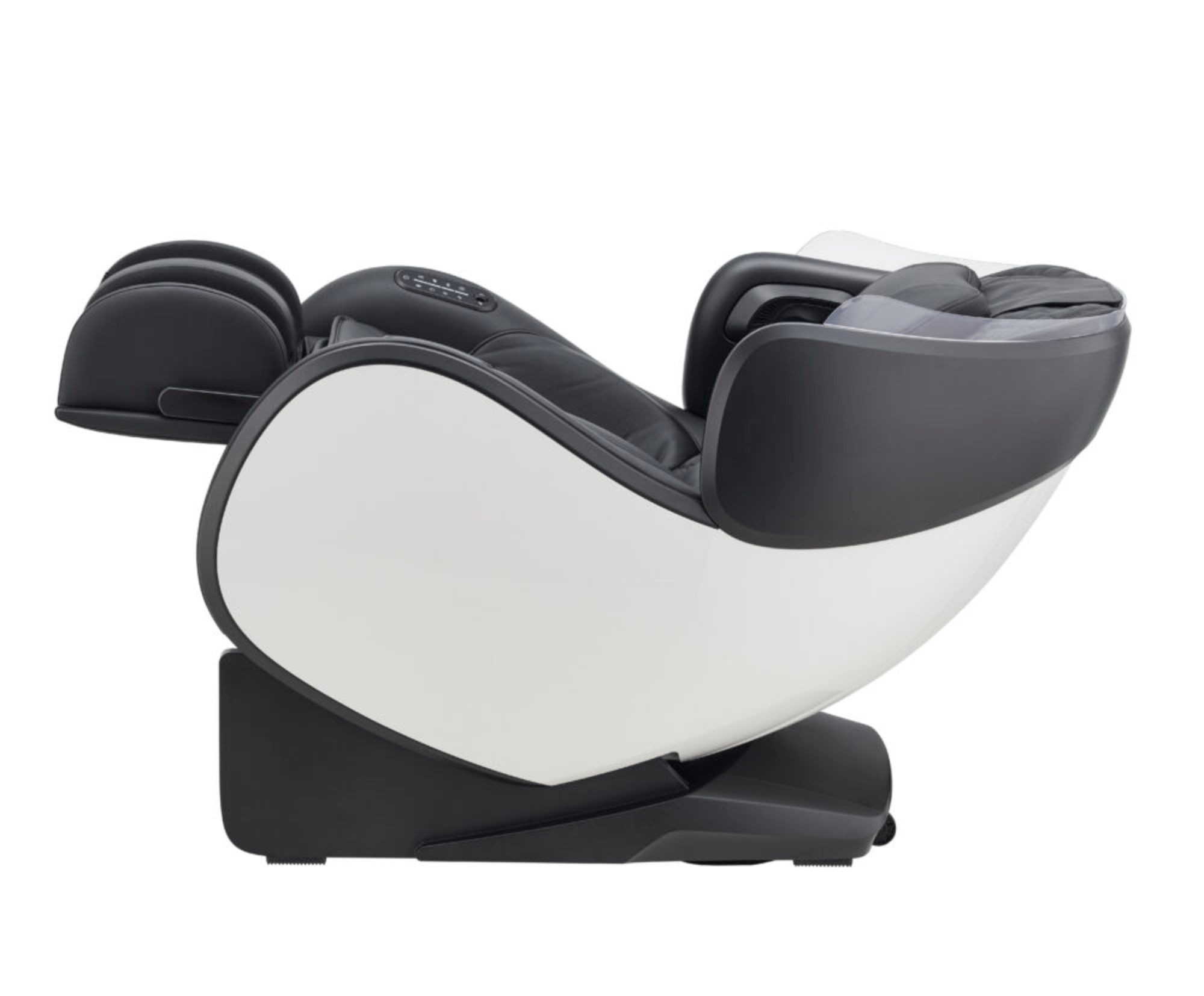 Un fauteuil de massage blanc et noir. Il a un design incurvé et un appui-tête. La chaise est sur fond blanc.