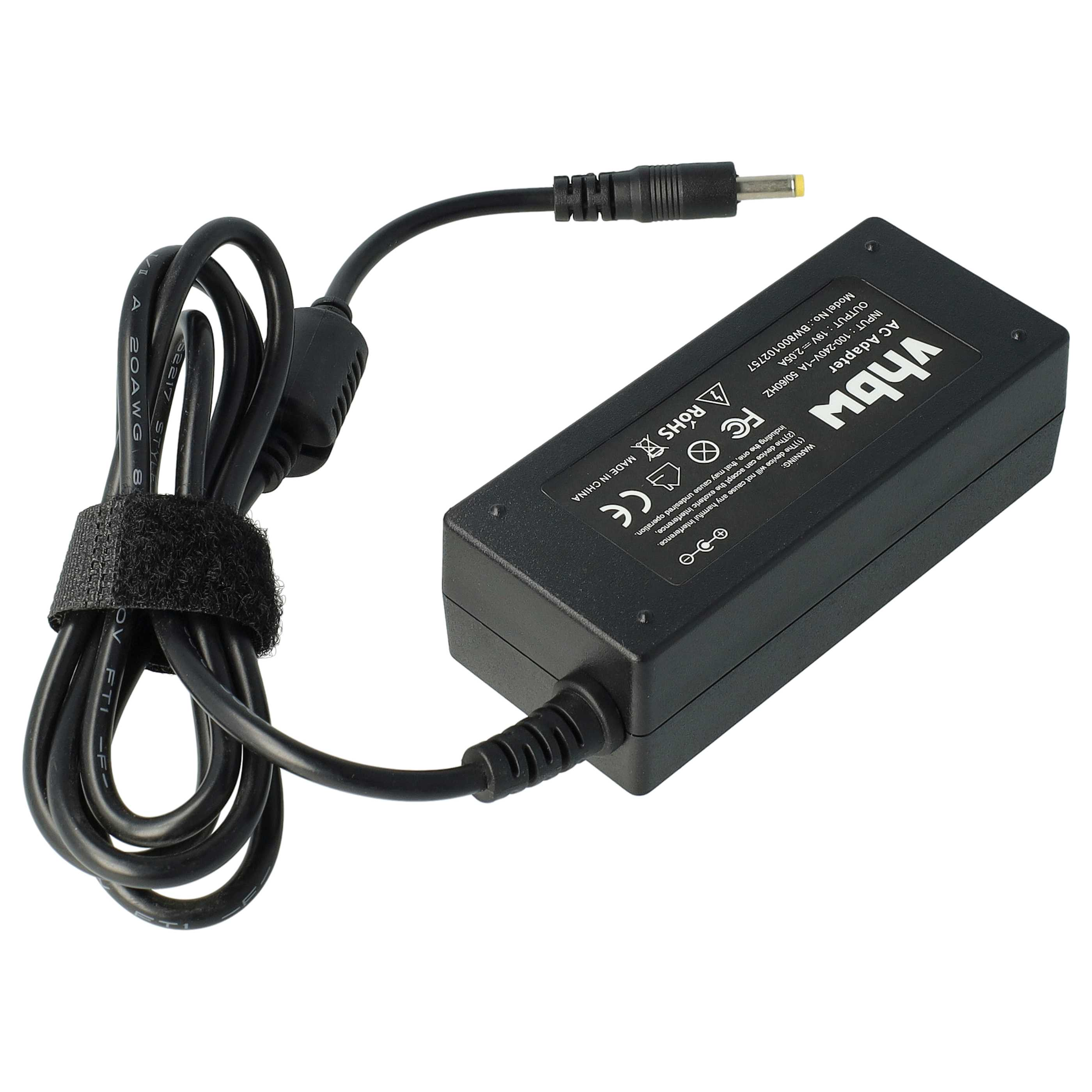Schwarzes Netzteil mit schwarzen Kabeln, einem Etikett mit weißem Text und einem schwarzen Stecker.
