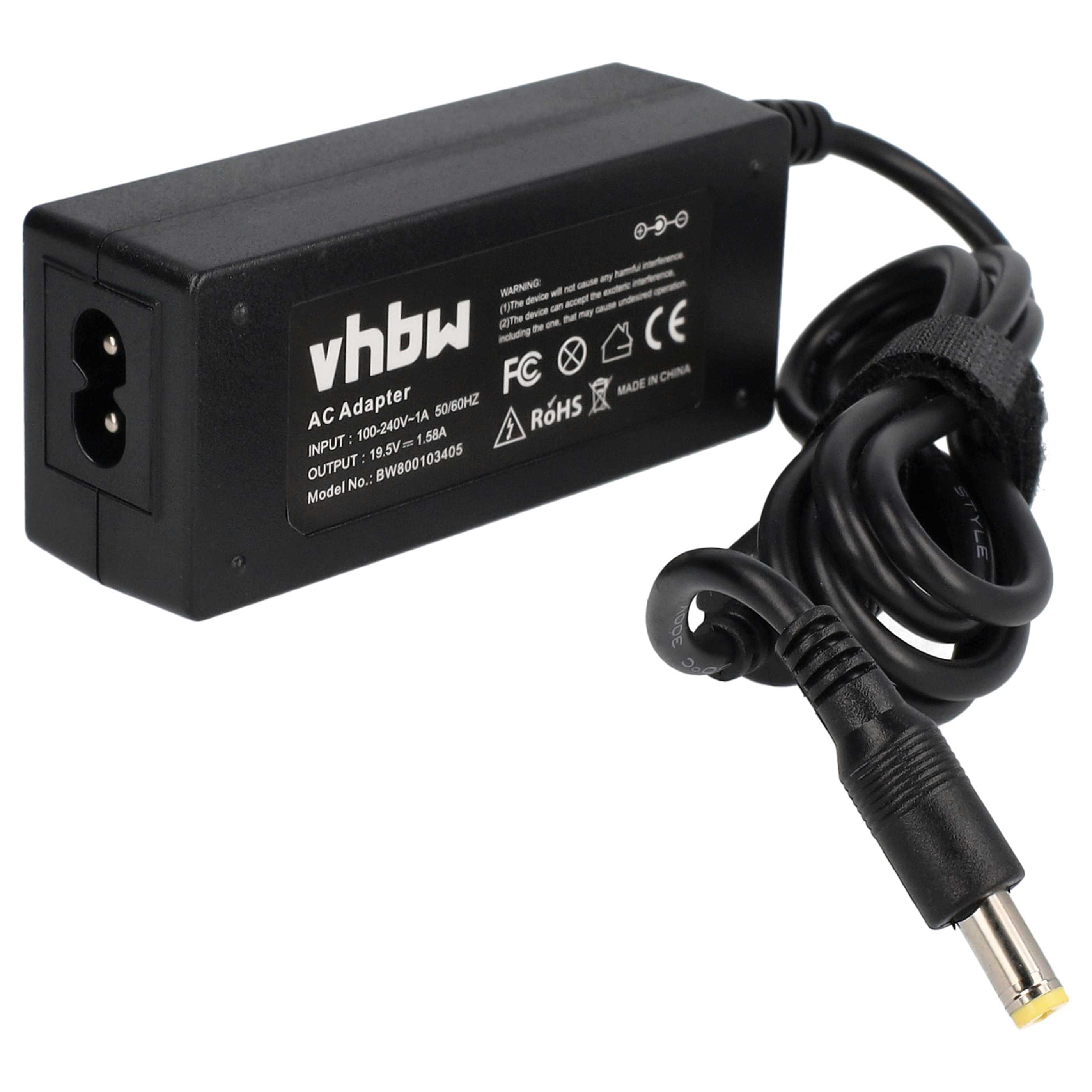 Schwarzes Netzteil mit Kabel und Stecker. Es hat ein Etikett mit Text und Symbolen. Der Hintergrund ist weiß.