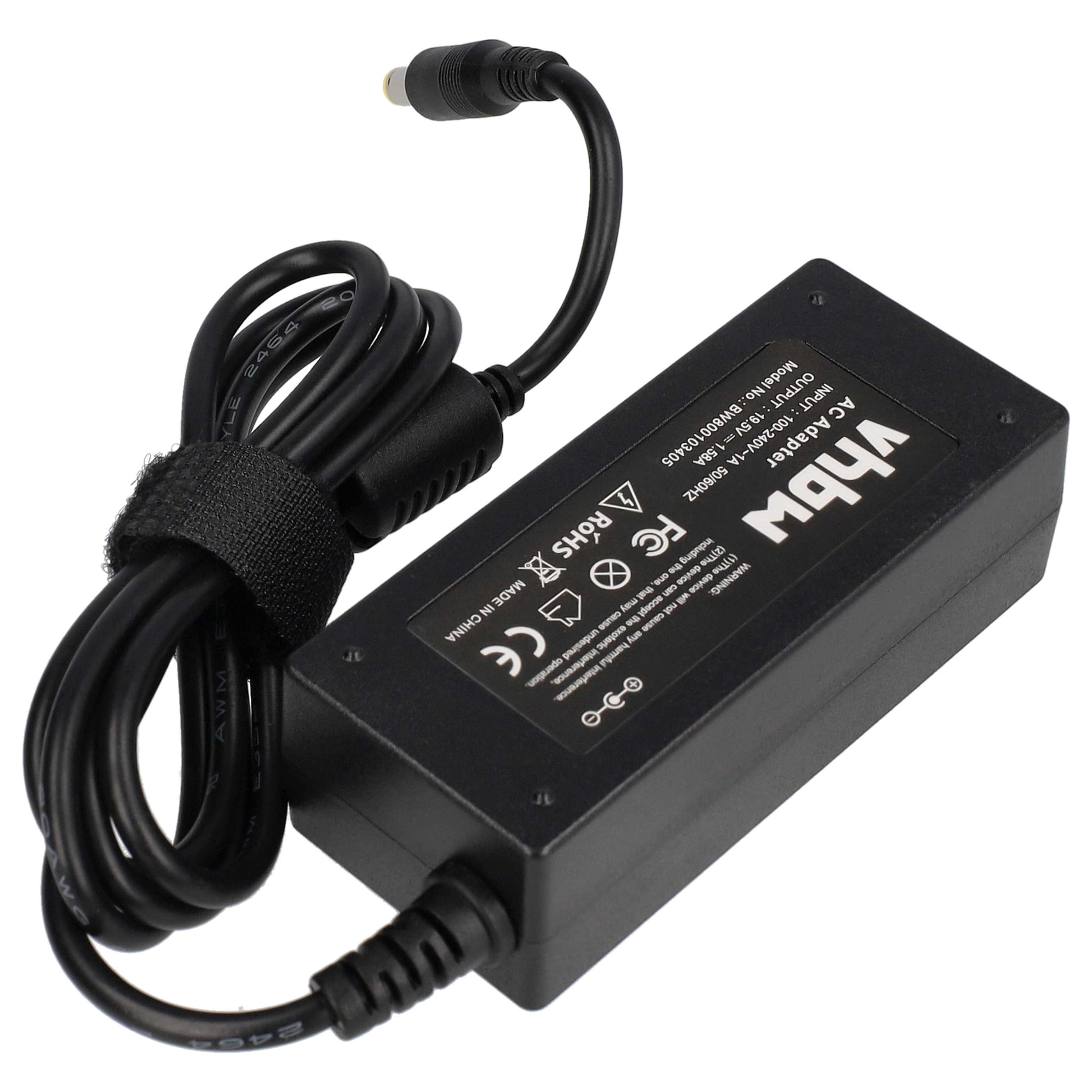 Schwarzes AC-Adapter mit Kabel. Das Adapter hat ein Etikett mit weißem Text. Das Kabel ist mit einem Klettband umwickelt.