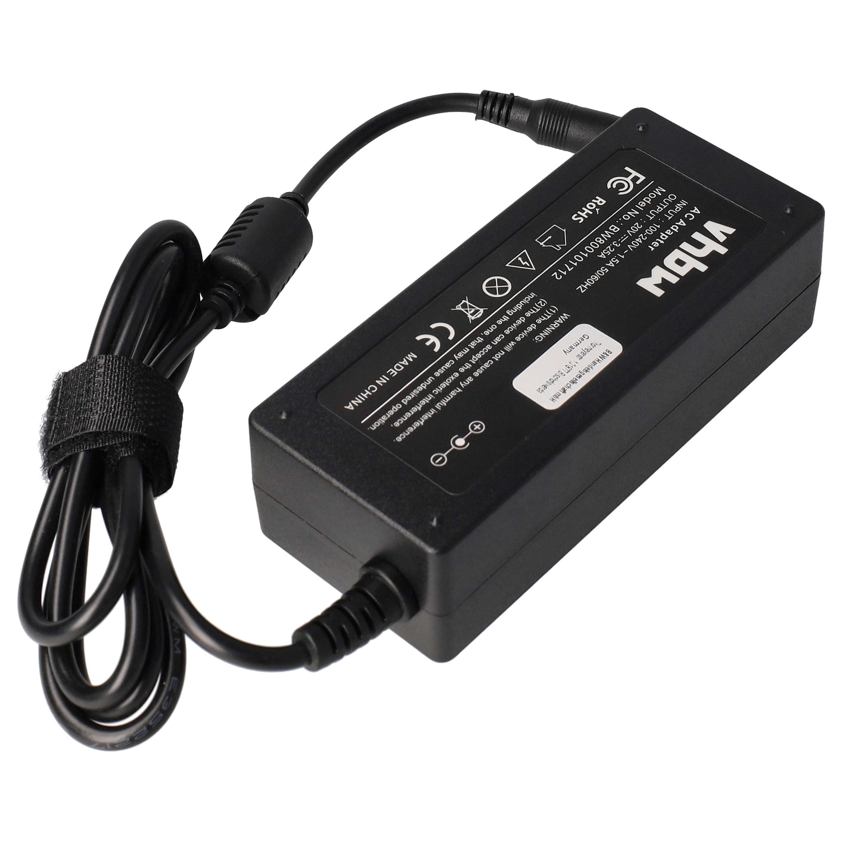Ein schwarzes Netzteil mit einem schwarzen Kabel. Der Adapter hat weißen Text und Logos. Das Kabel ist mit einem schwarzen Riemen gesichert.