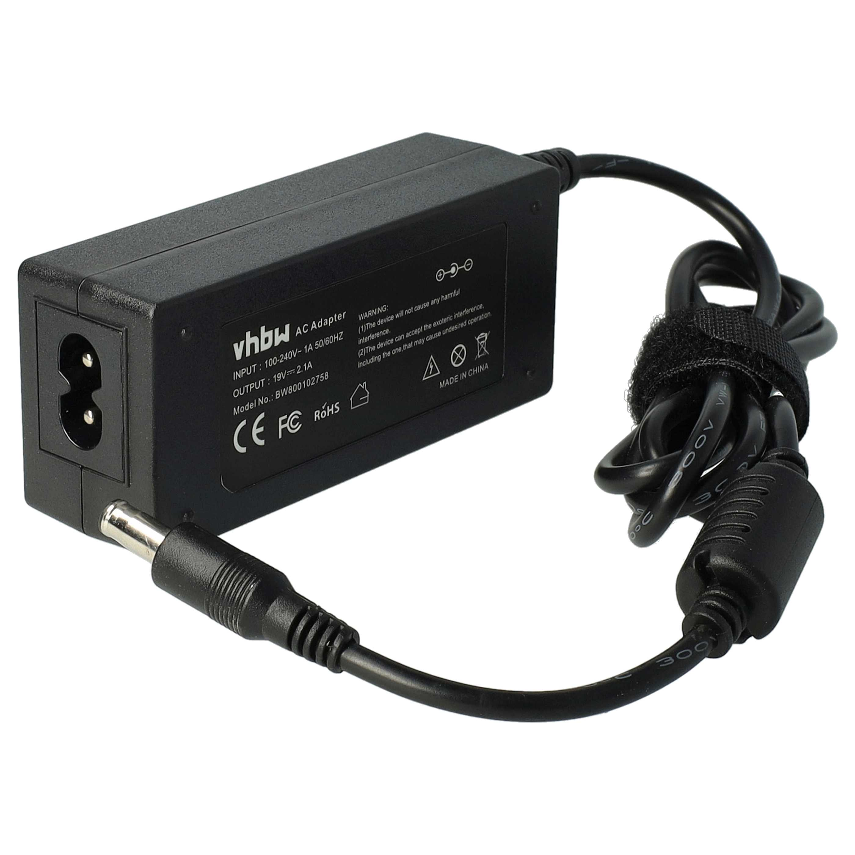 Ein schwarzes Netzteil mit Netzkabel liegt auf einer weißen Oberfläche. Der Adapter hat ein Etikett und einen Stecker.