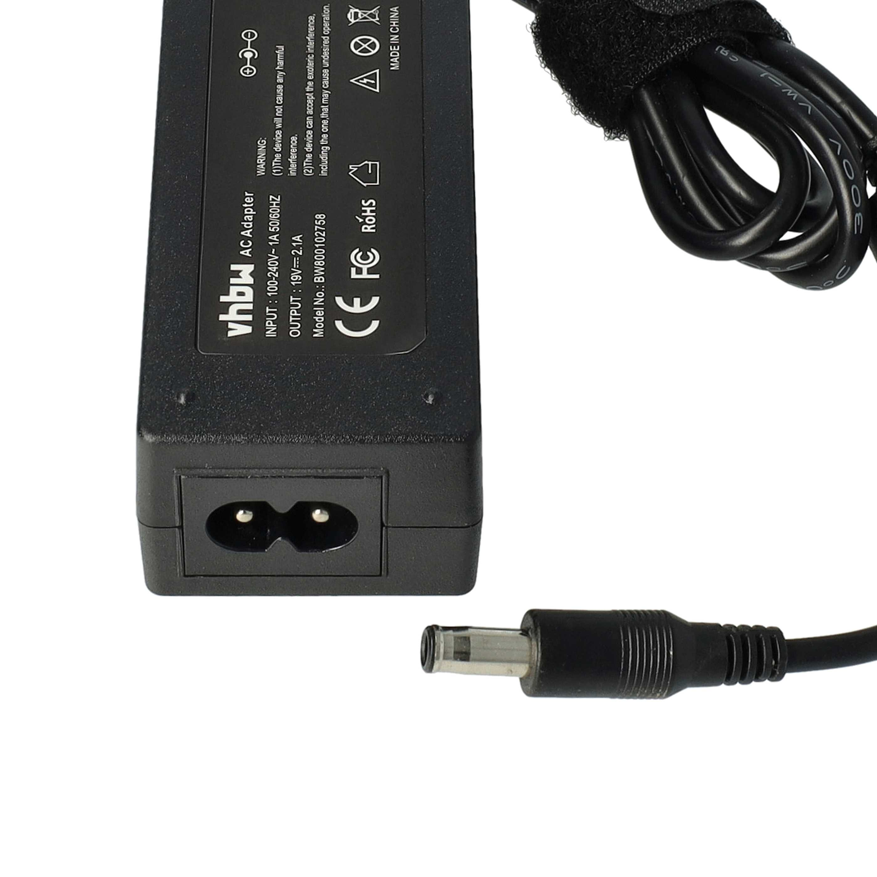 Schwarzes AC-Netzteil mit schwarzem Kabel und silbernem Stecker. Der Text auf dem Adapter enthält Spannung und Modellnummer.
