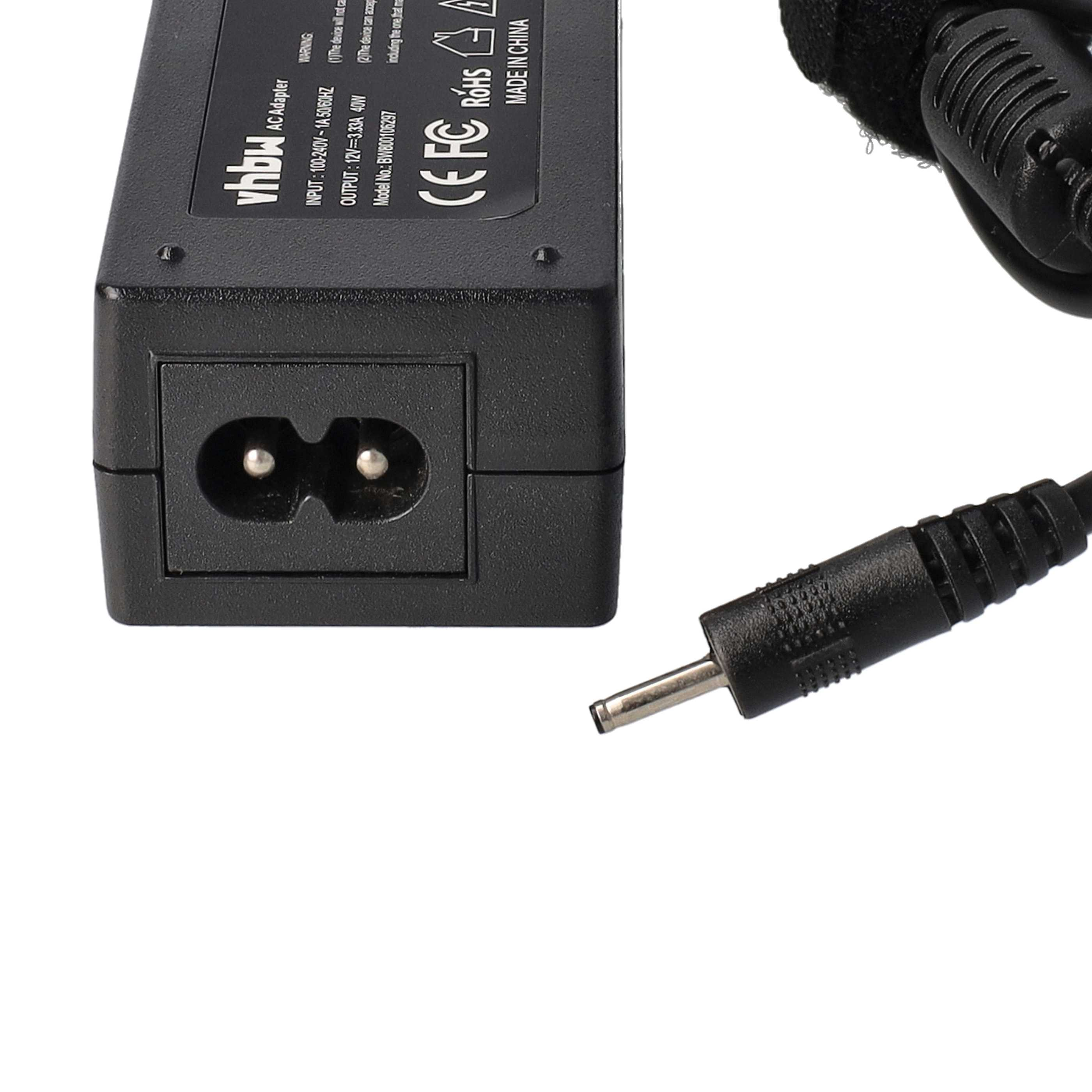 Ein schwarzes Netzteil mit Stecker und Kabel. Details umfassen den Markennamen, Eingangs- und Ausgangsspannung und Modellnummer.