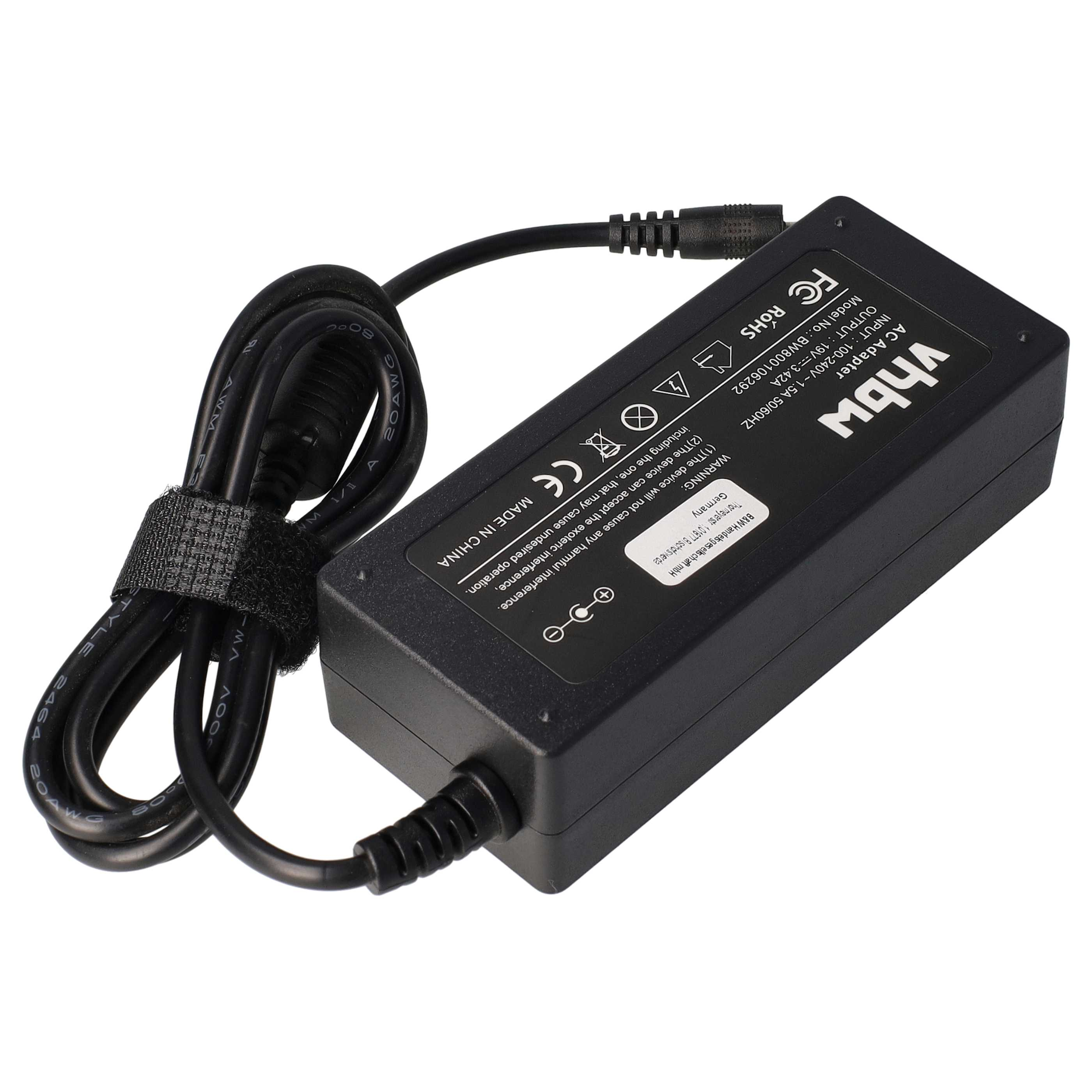 Schwarzes Netzteil mit Kabel, Etikett mit weißem Text. Das Kabel ist mit einem schwarzen Klettband befestigt.