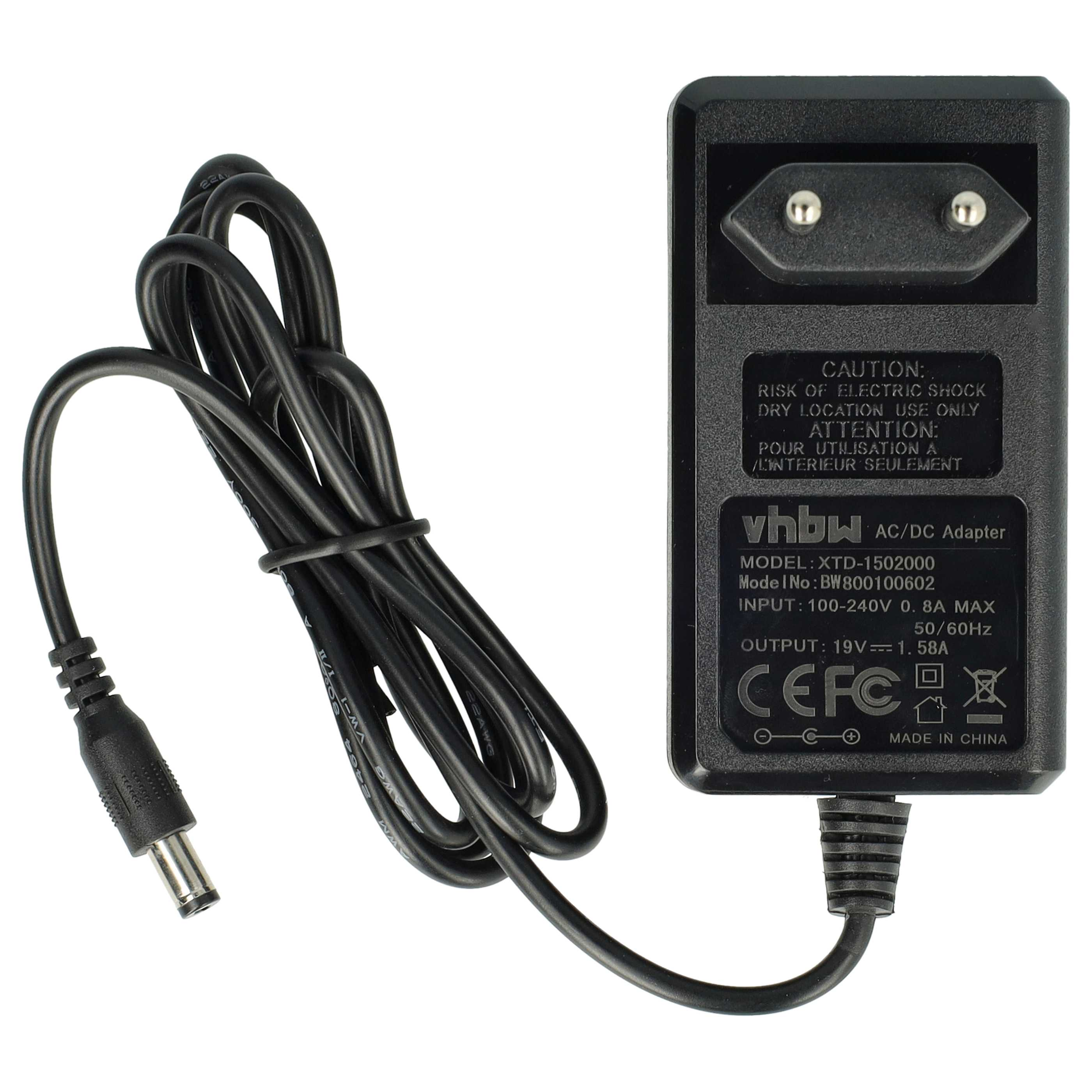 Schwarzes AC/DC-Adapter mit Kabel. Es hat einen Stecker und einen DC-Anschluss. Text auf dem Adapter enthält Warnungen und Spezifikationen.
