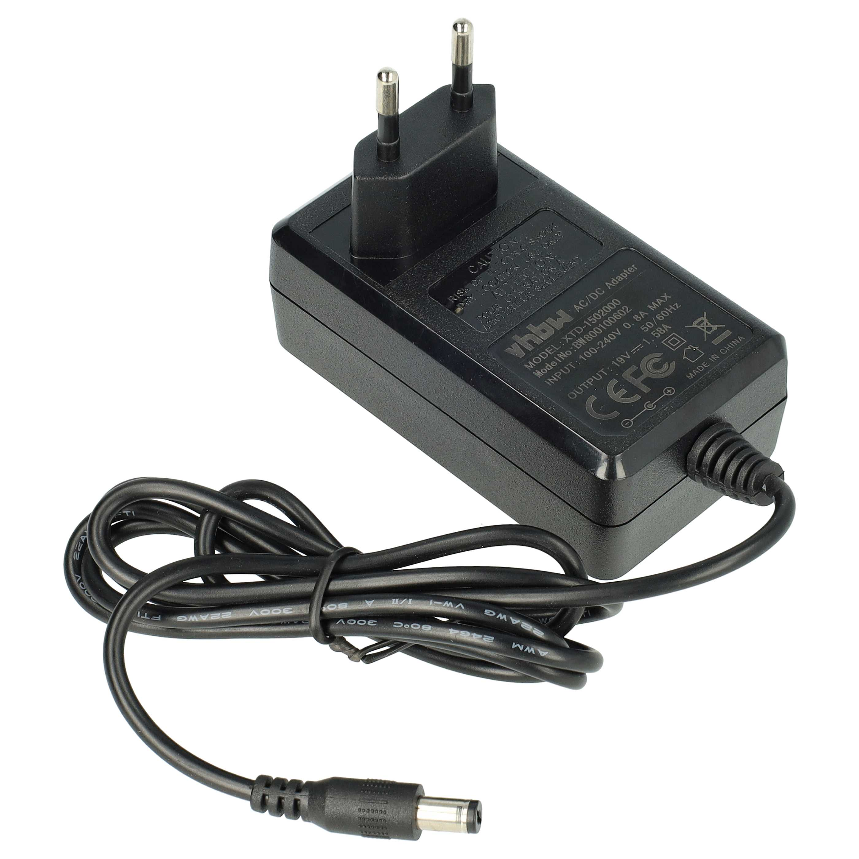 Schwarzer AC/DC-Adapter mit Stecker und angeschlossenem Kabel. Der Adapter hat Text und Symbole.