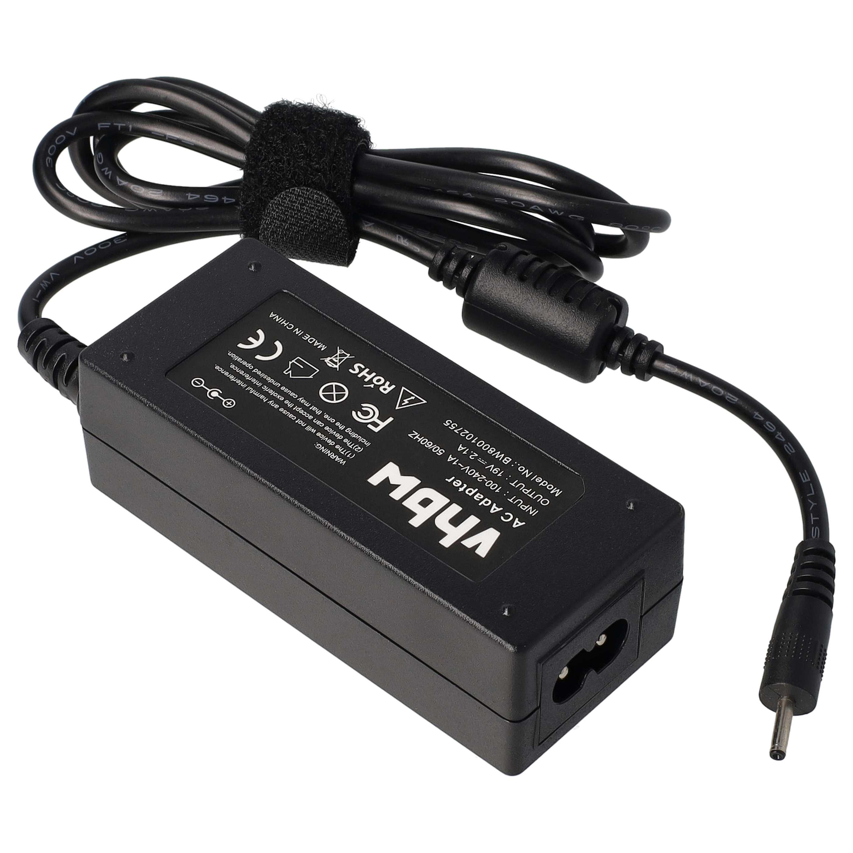 Schwarzes Netzteil mit schwarzem Kabel und Stecker, mit Text darauf. Klettverschluss hält das Kabel.