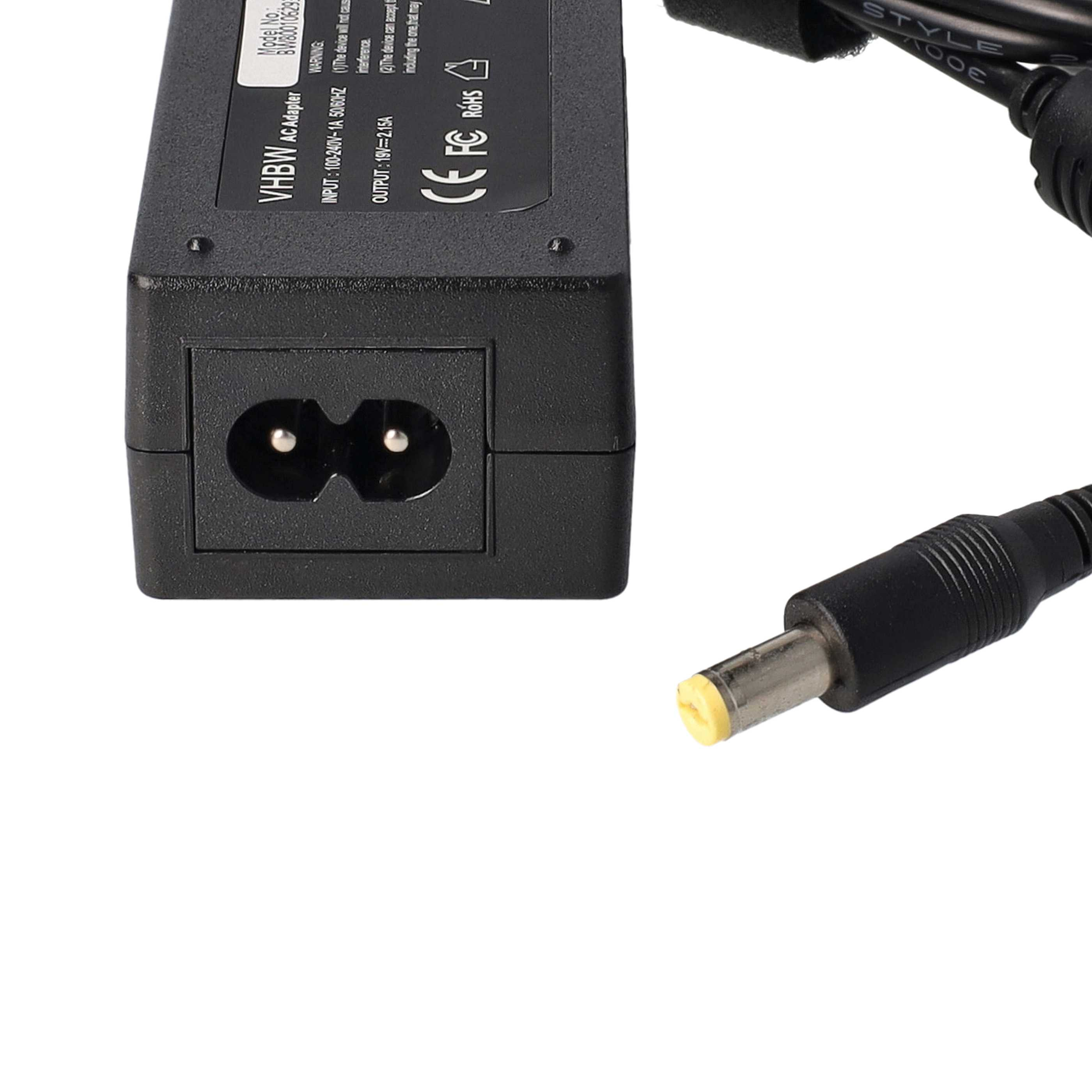 Ein schwarzes AC-Adapter mit Netzkabel und einem gelbspitzigen Stecker. Der Adapter hat Textetiketten.