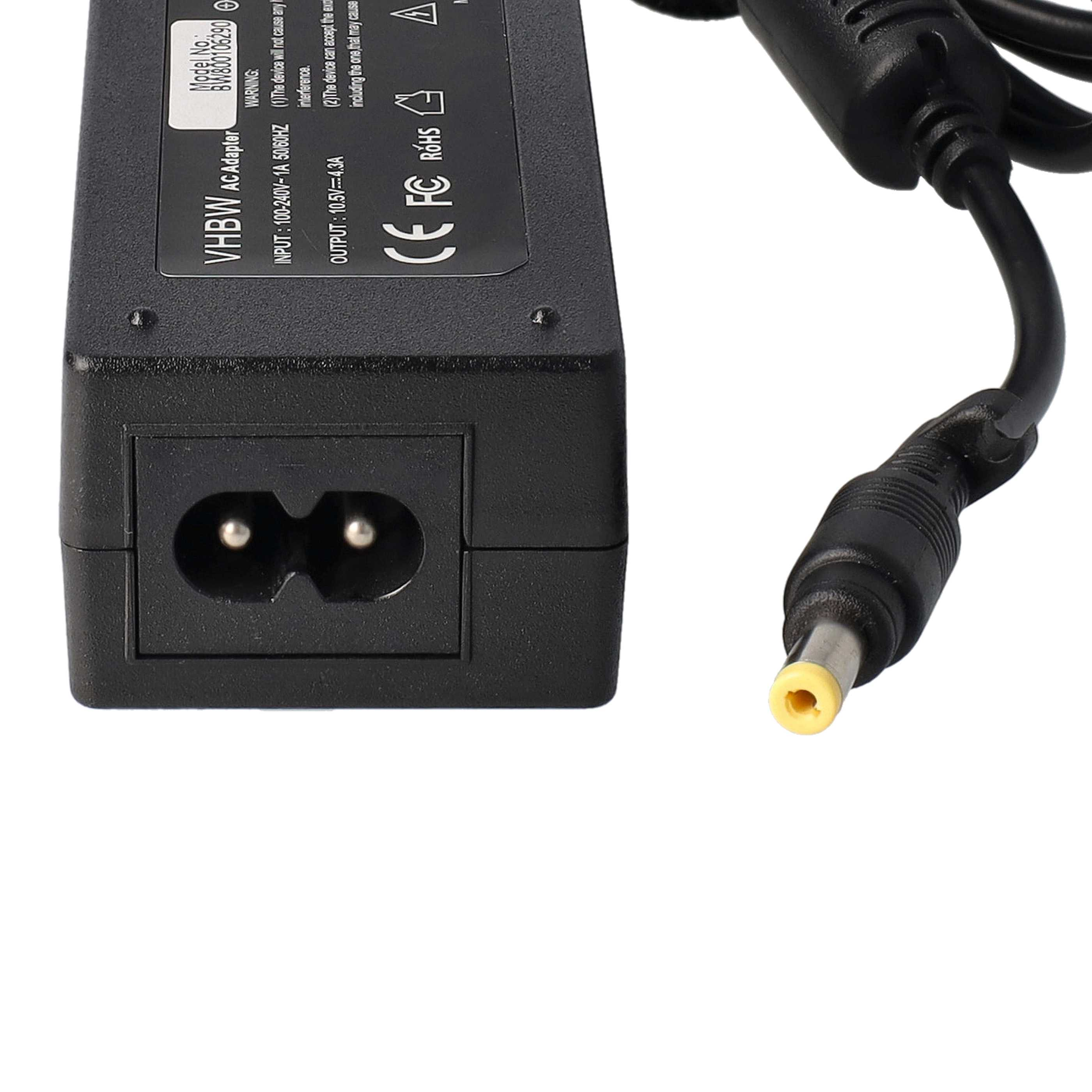 Ein schwarzes AC-Adapter mit Netzkabel und Stecker. Es hat Textbeschriftungen und einen zweipoligen Stromeingang.