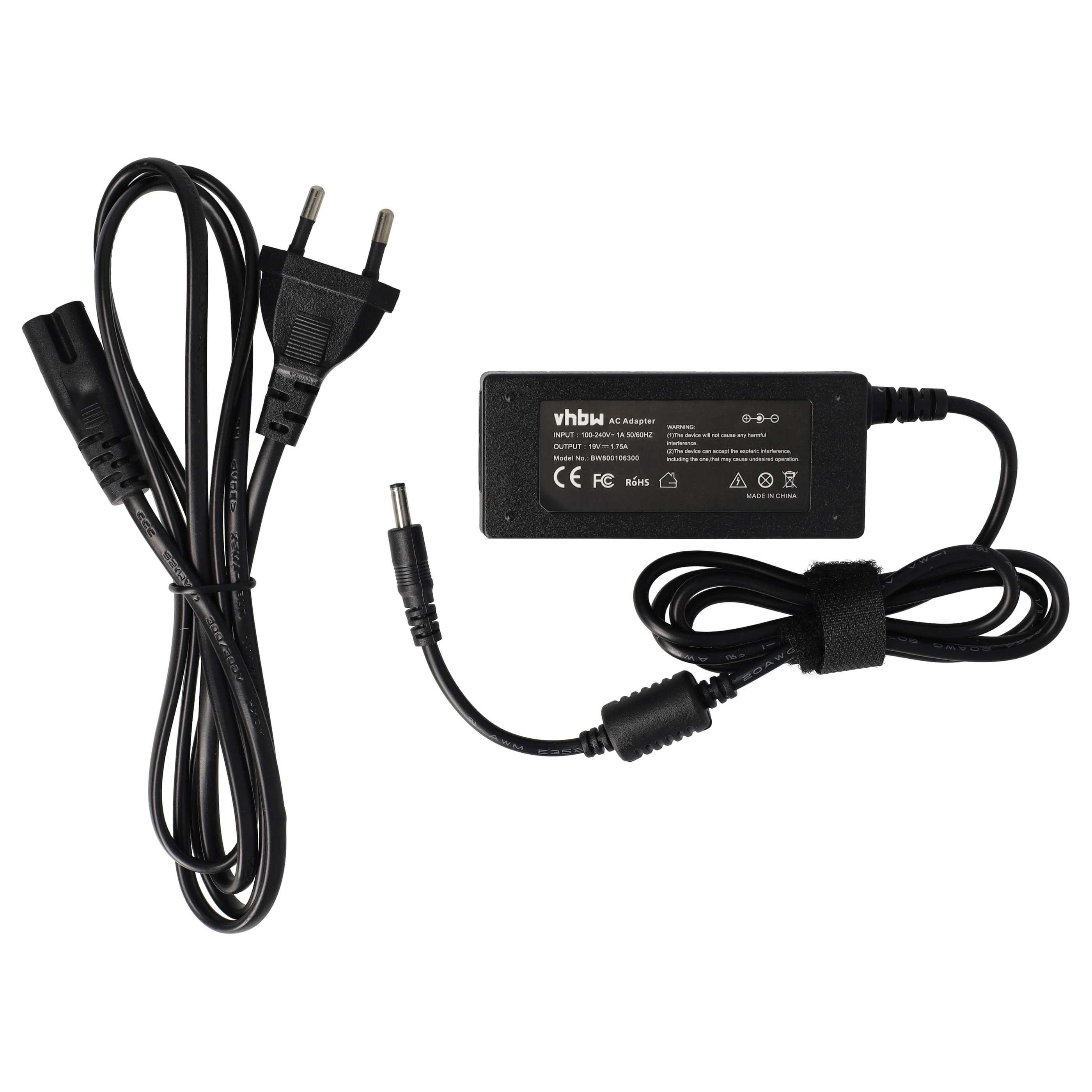 Ein Netzteil mit schwarzen Kabeln und einem schwarzen Netzteil. Weißer Hintergrund. Verschiedene Stecker und Anschlüsse sind sichtbar.