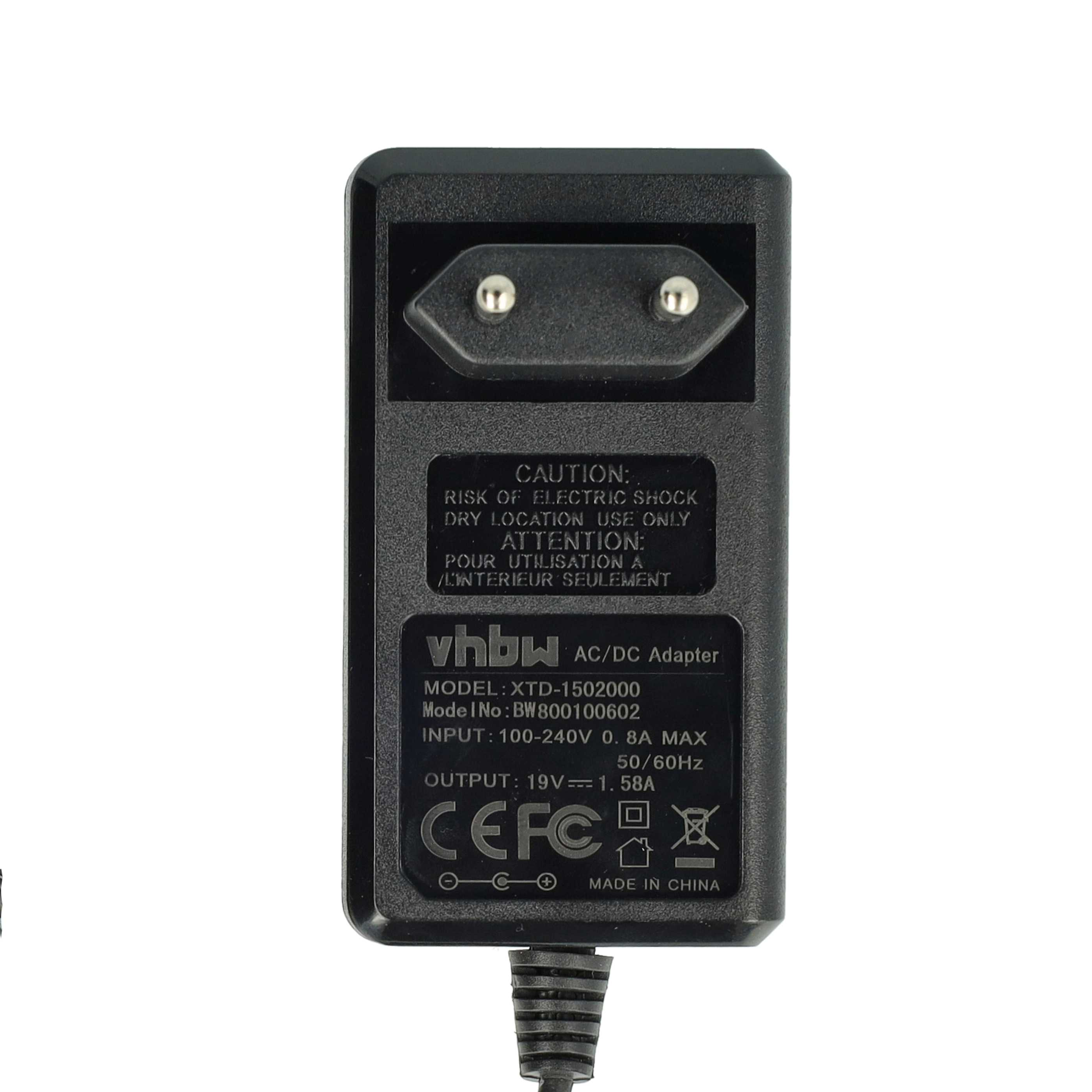 Schwarzer AC/DC-Adapter mit Stecker, Etikett mit Spezifikationen und Warnhinweisen und Netzkabel.