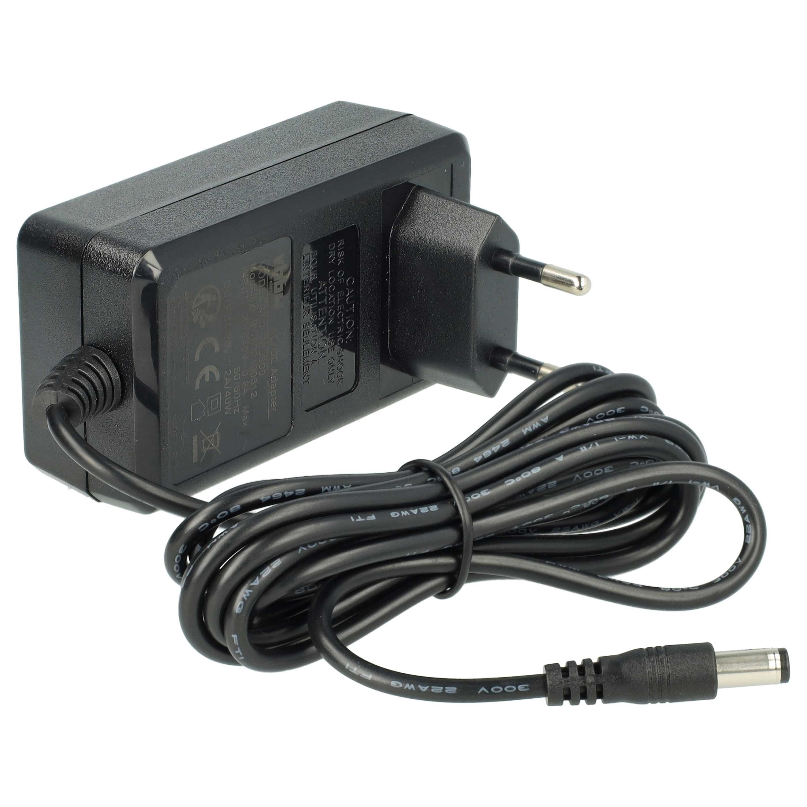 Schwarzer AC-Adapter mit Stecker und Kabel. Das Kabel ist aufgerollt, der Stecker ist sichtbar. Weißer Hintergrund.