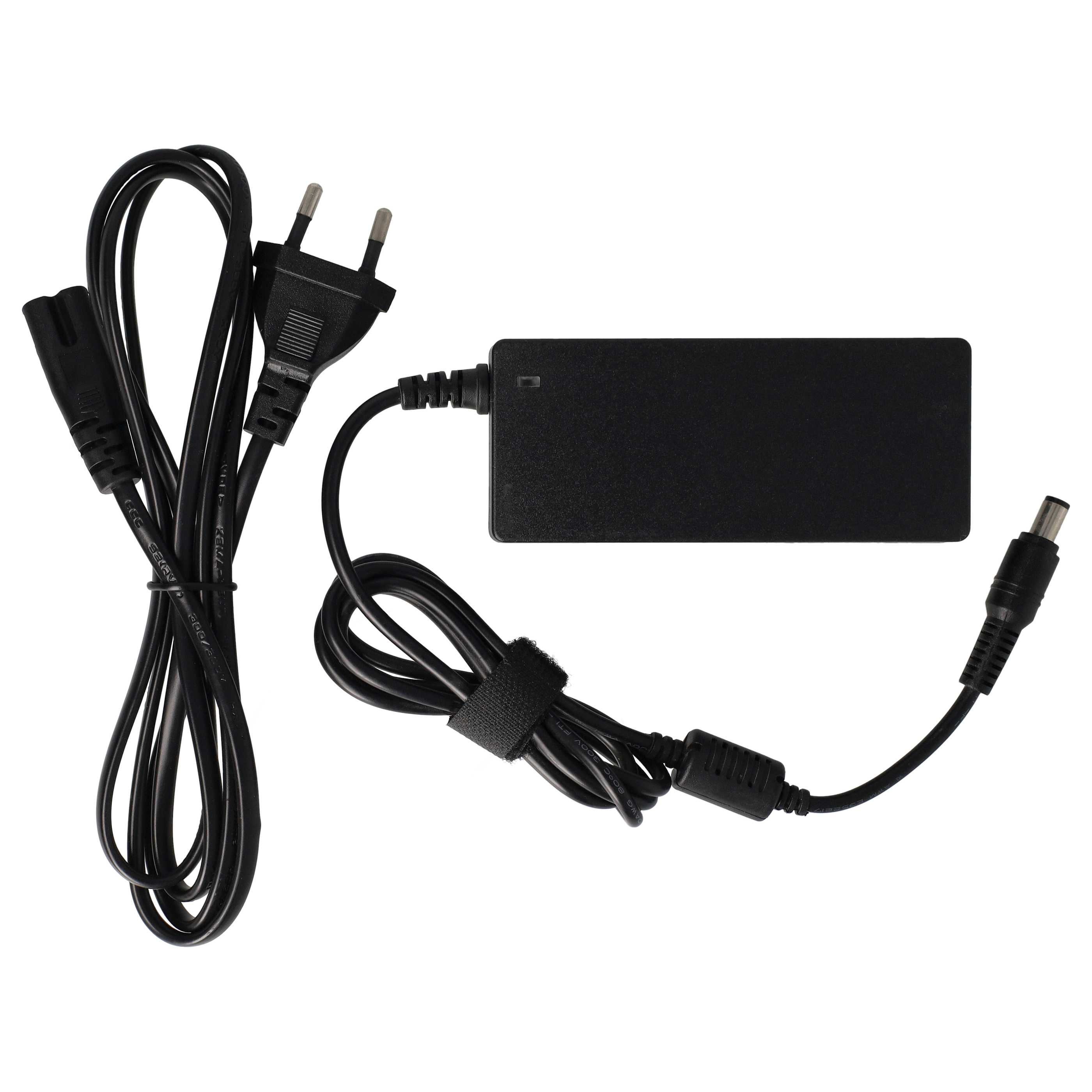 Schwarzes Laptop-Netzteil mit angeschlossenen Kabeln und Stecker. Der Hintergrund ist weiß.