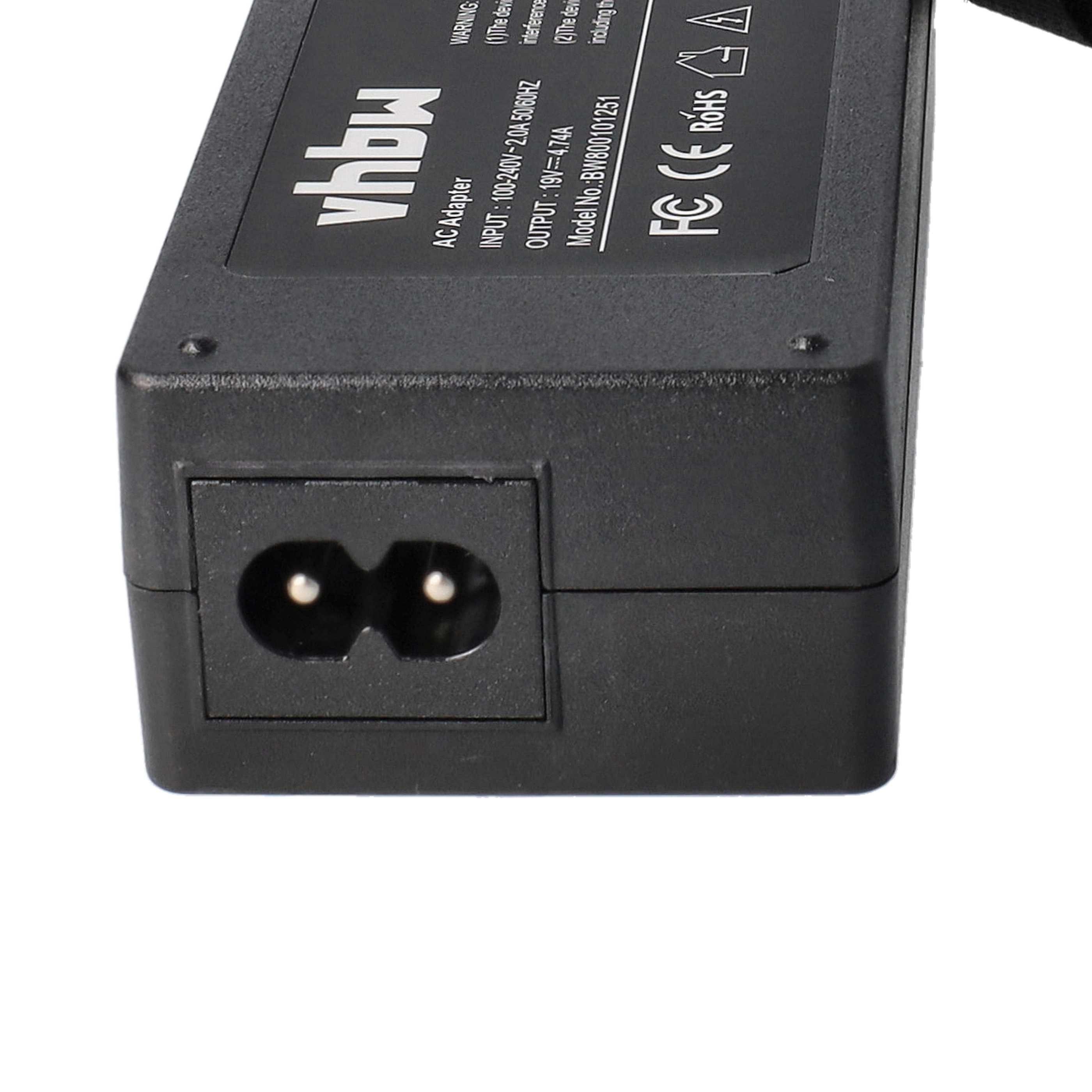Ein schwarzer AC-Adapter mit einem zweipoligen Stromanschluss. Text enthält Spannung, Stromstärke und Modellnummer. Weißer Hintergrund.