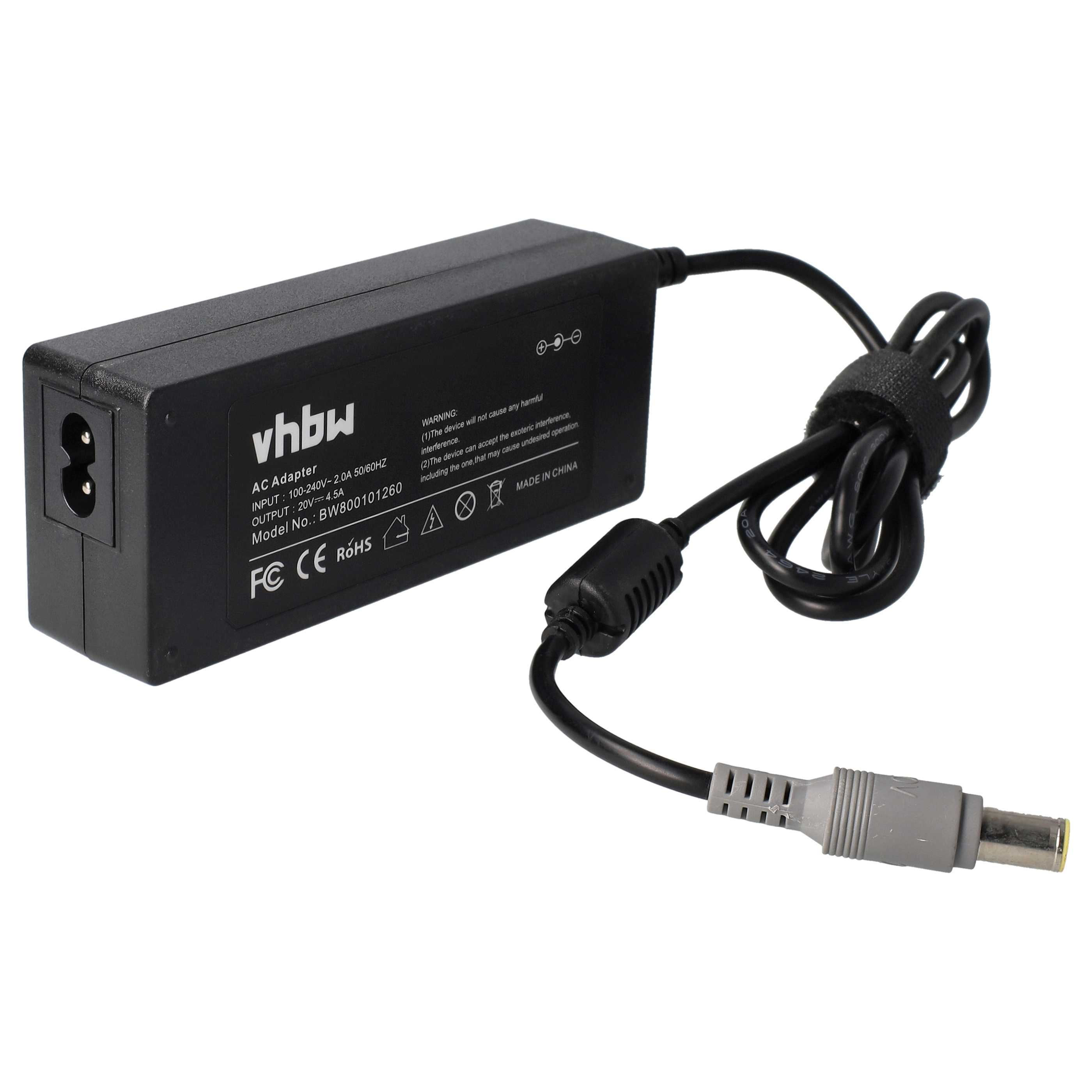 Schwarzes AC-Adapter mit Netzkabel. Es hat ein Etikett mit Spezifikationen. Das Kabel ist schwarz, der Stecker grau.