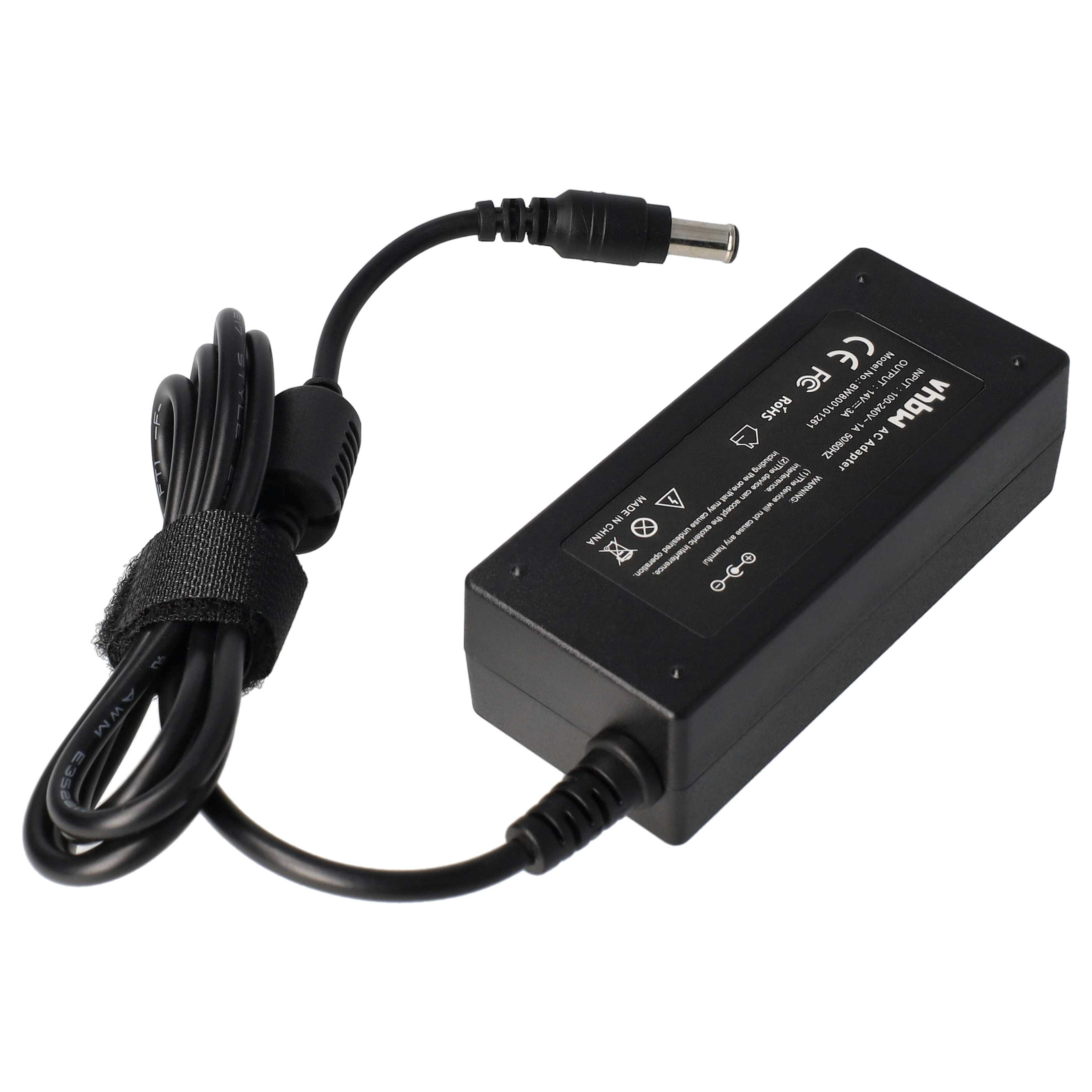 Schwarzes Netzteil mit schwarzem Kabel und Stecker. Es hat ein Etikett mit Text und Symbolen. Weißer Hintergrund.