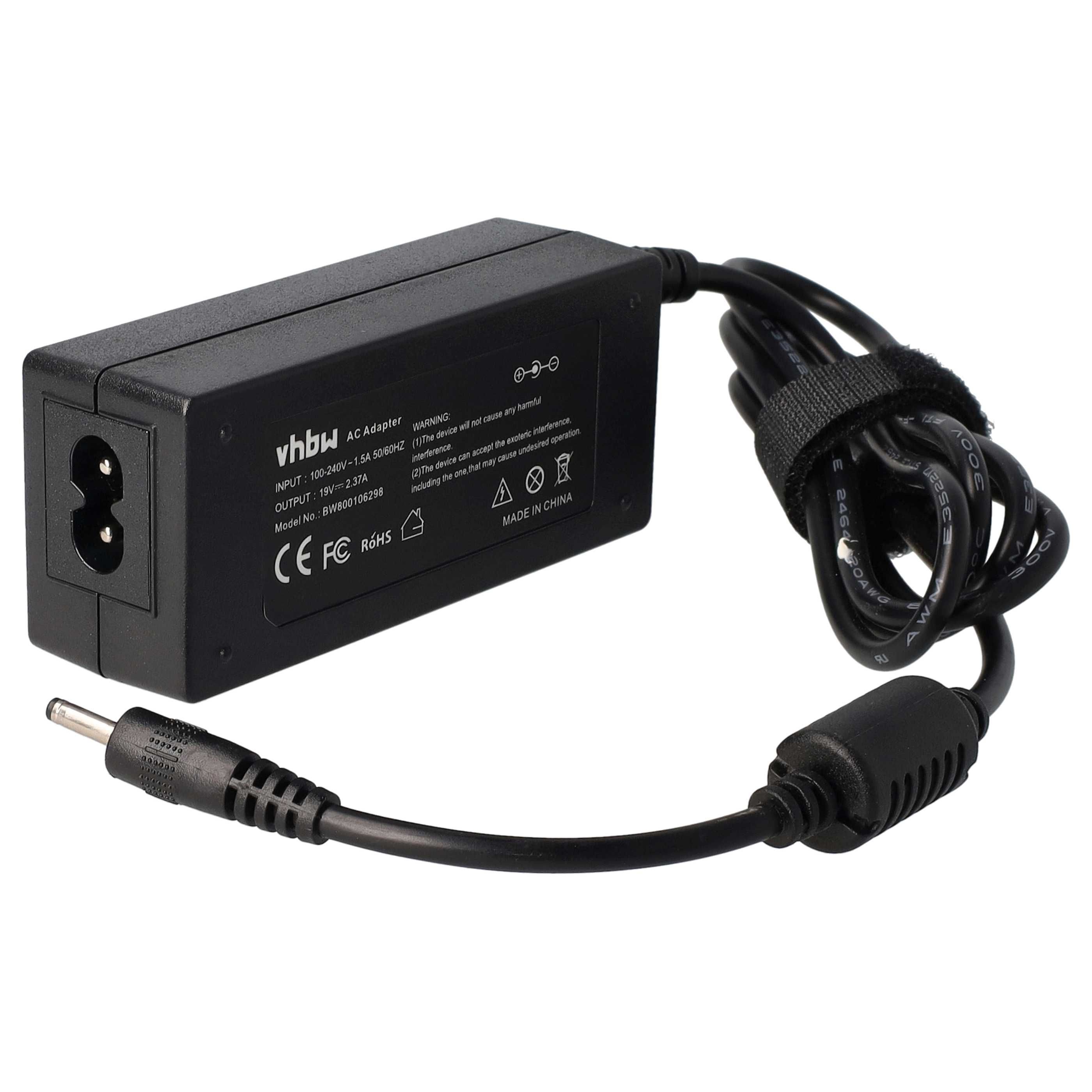 Schwarzes Netzteil mit Netzkabel und Stecker. Der Adapter hat Textetiketten.