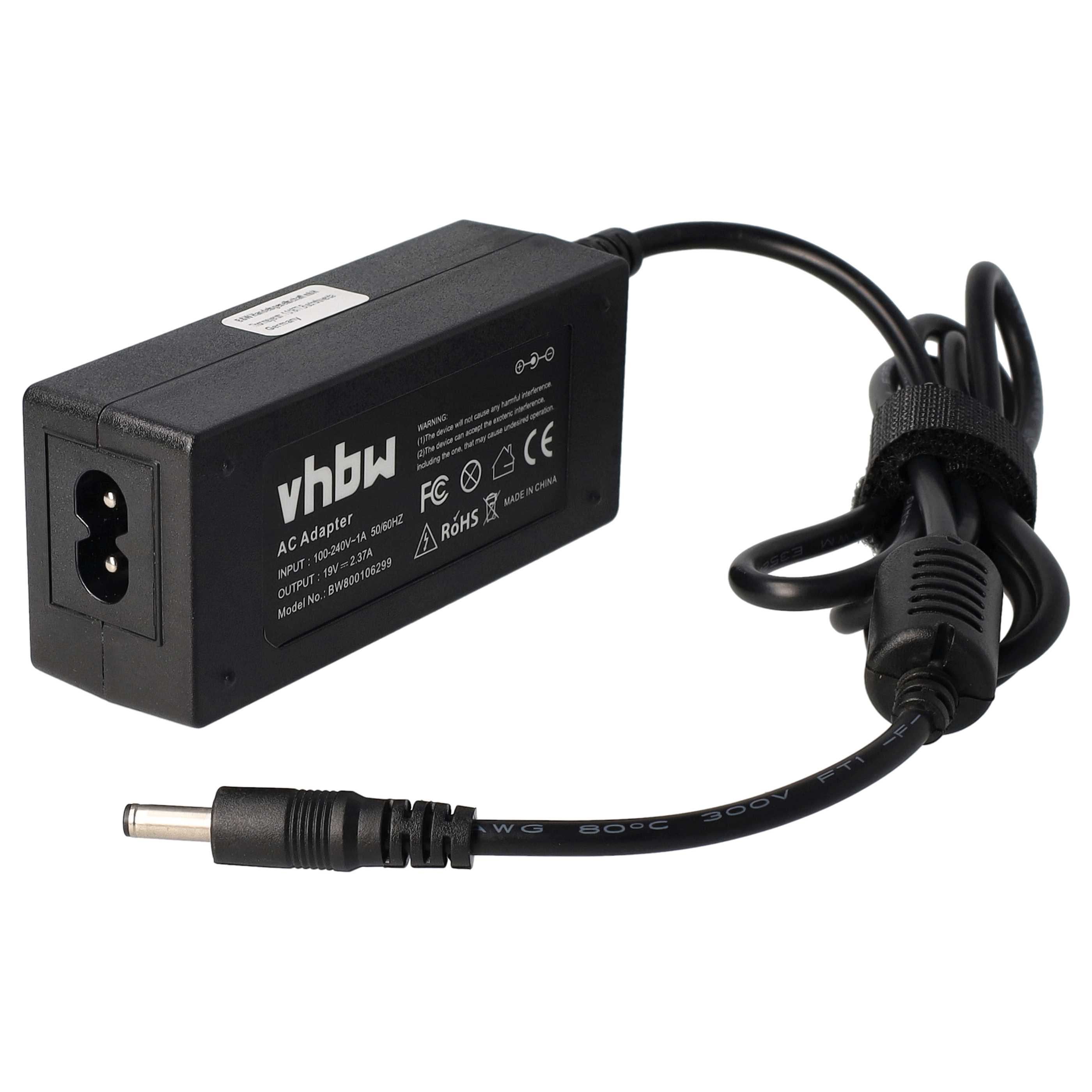 Schwarzes Laptop-Netzteil mit schwarzem Kabel und silbernem Stecker auf weißem Hintergrund.