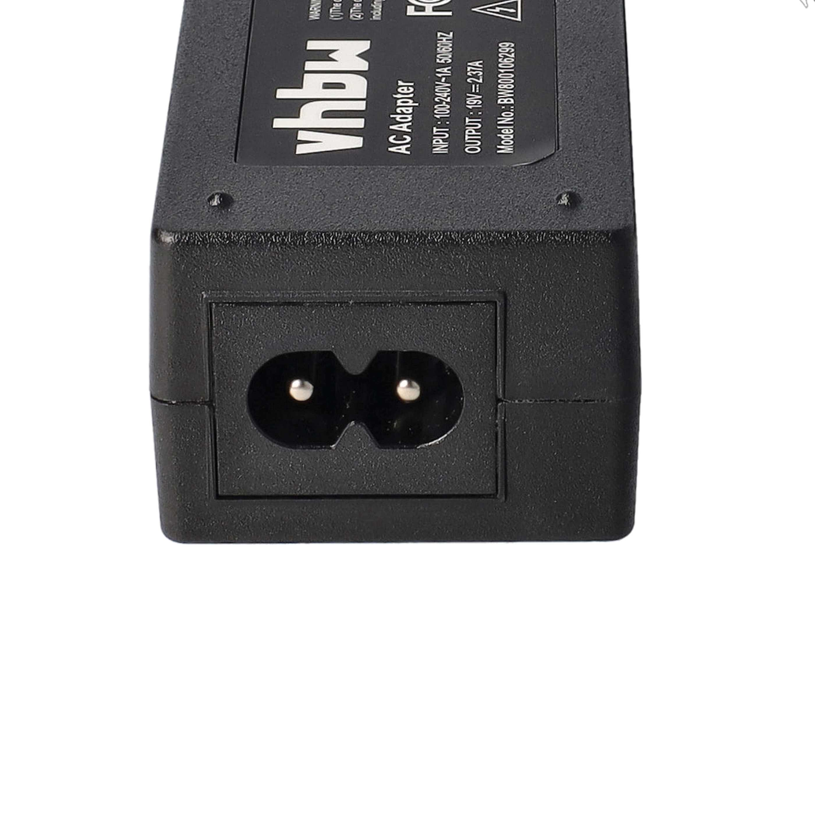 Schwarzer AC-Adapter mit zweipoligem Eingang und Textdetails auf der Oberfläche. Weißer Hintergrund.
