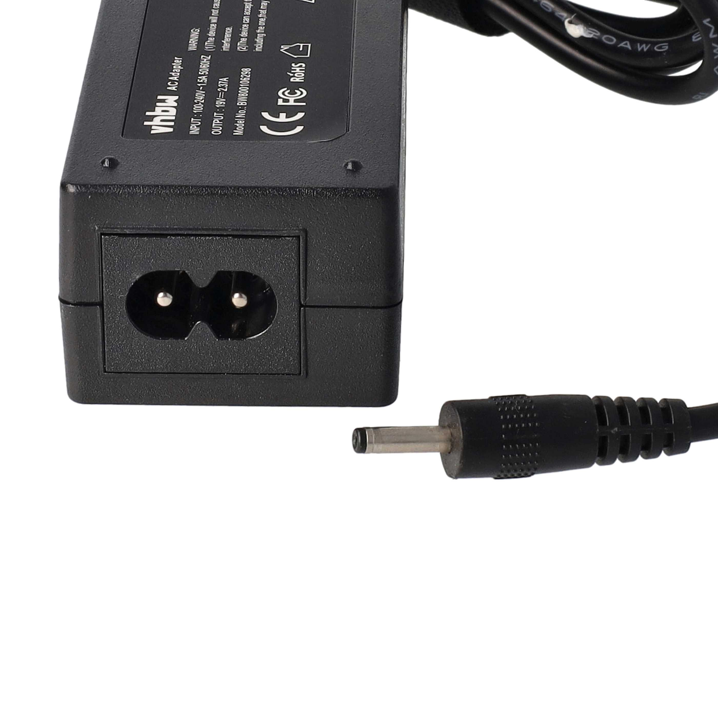 Schwarzer AC-Adapter mit Stromanschluss. Der Adapter hat Text und ein runder DC-Stecker ist sichtbar.