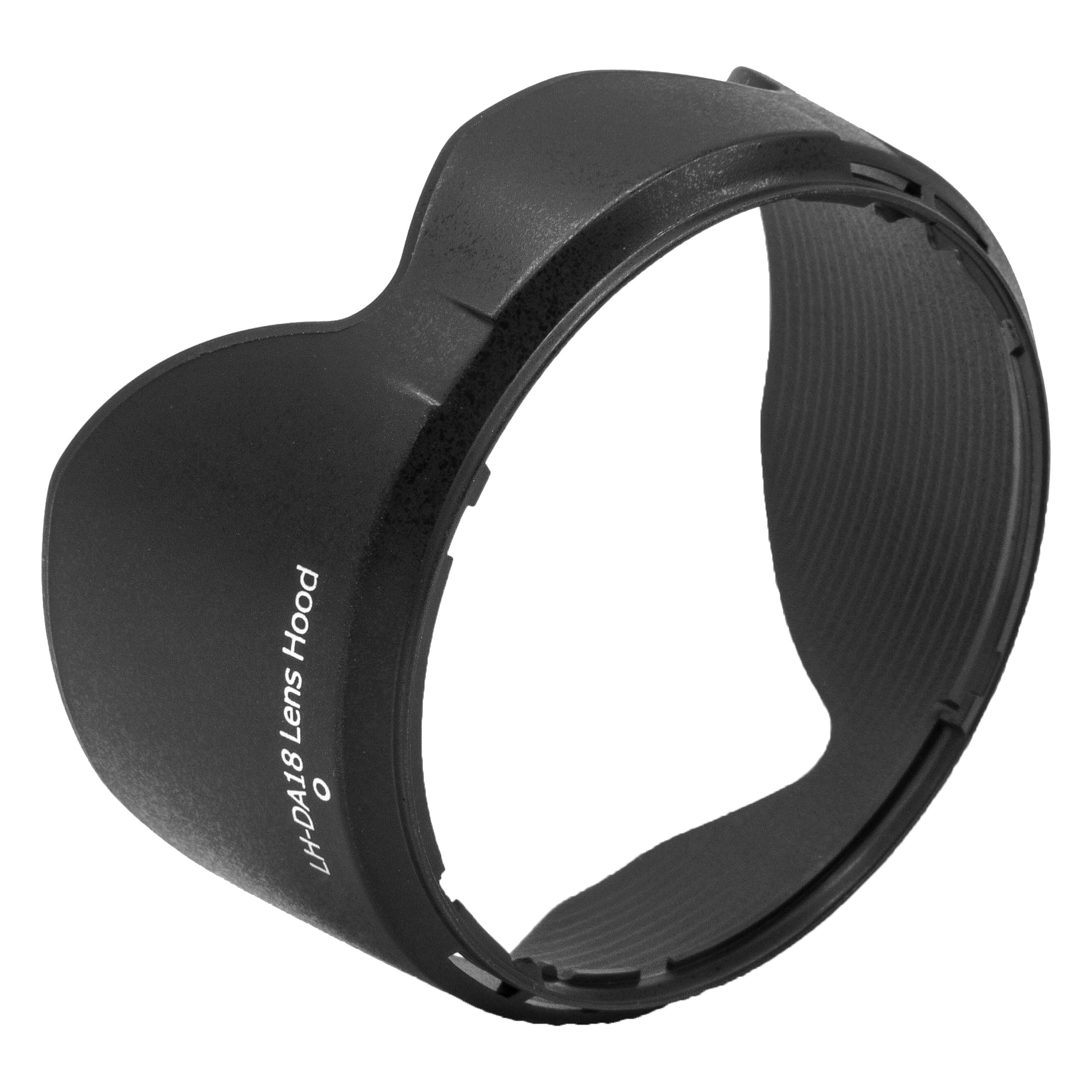 Eine schwarze Objektivsonnenblende mit der Aufschrift 'LH-DA18 Lens Hood' vor weißem Hintergrund. Ein Kamerazubehör.